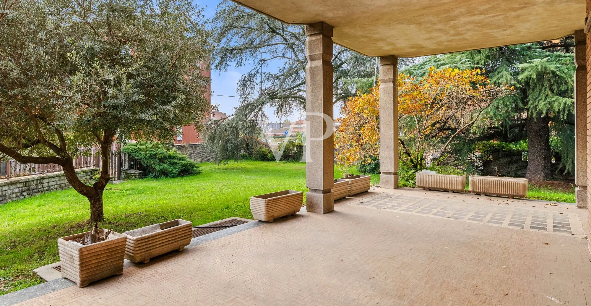 Repräsentative Mehrfamilienhausvilla auf drei Ebenen mit Garten