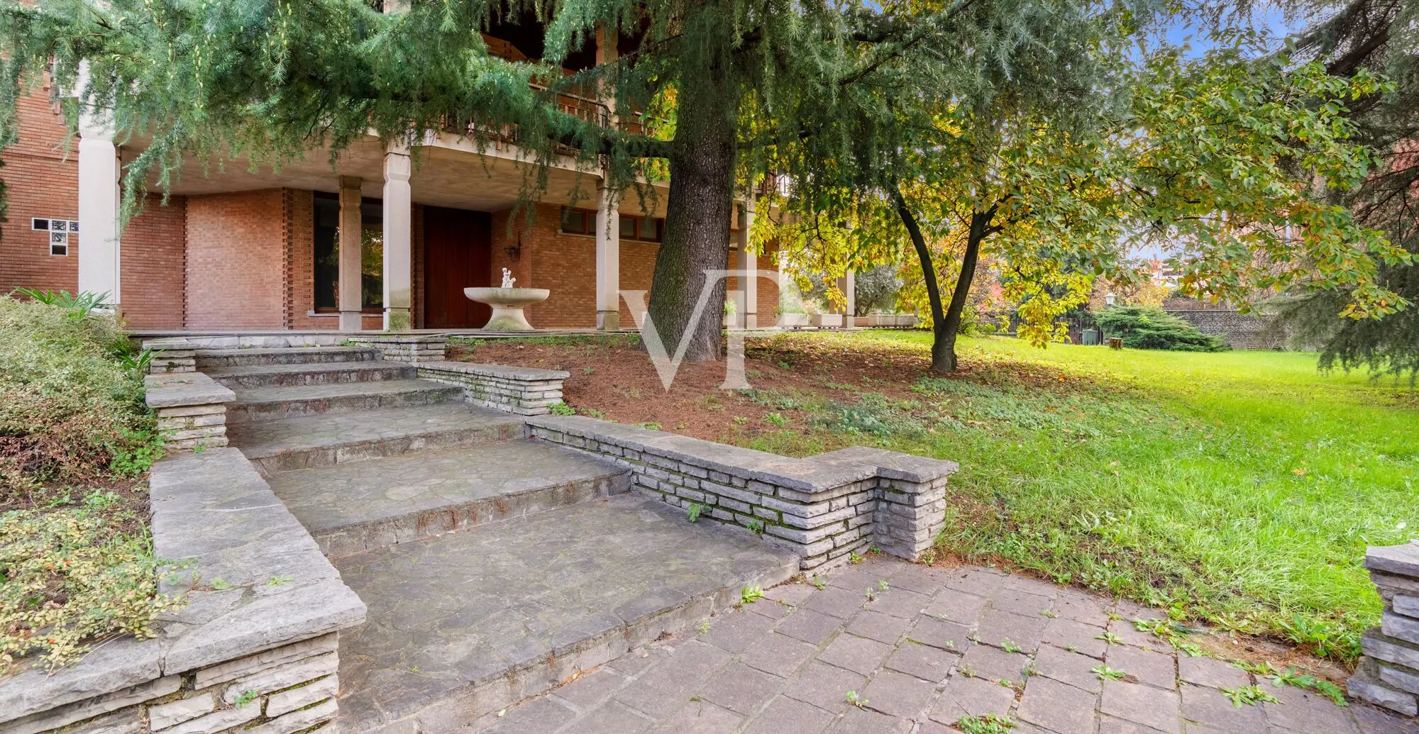 Repräsentative Mehrfamilienhausvilla auf drei Ebenen mit Garten