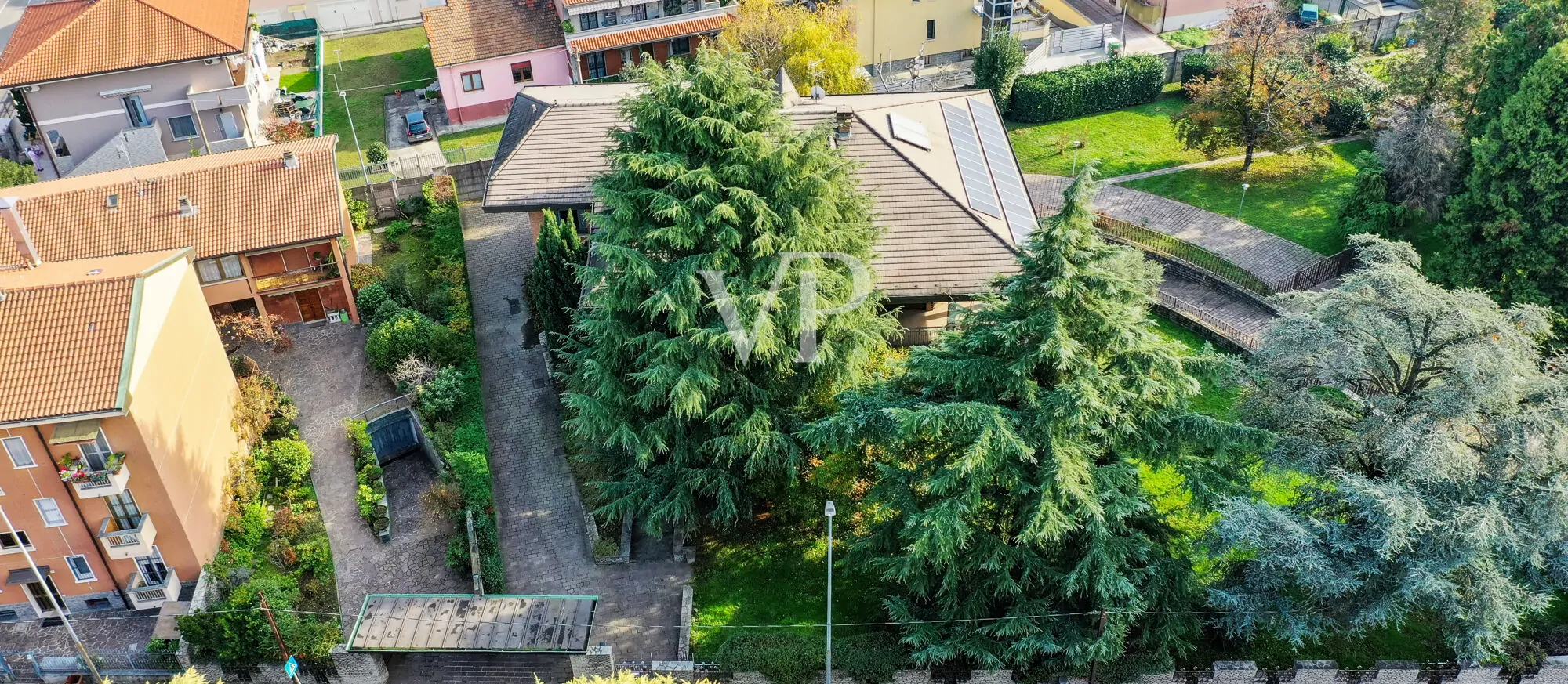 Repräsentative Mehrfamilienhausvilla auf drei Ebenen mit Garten