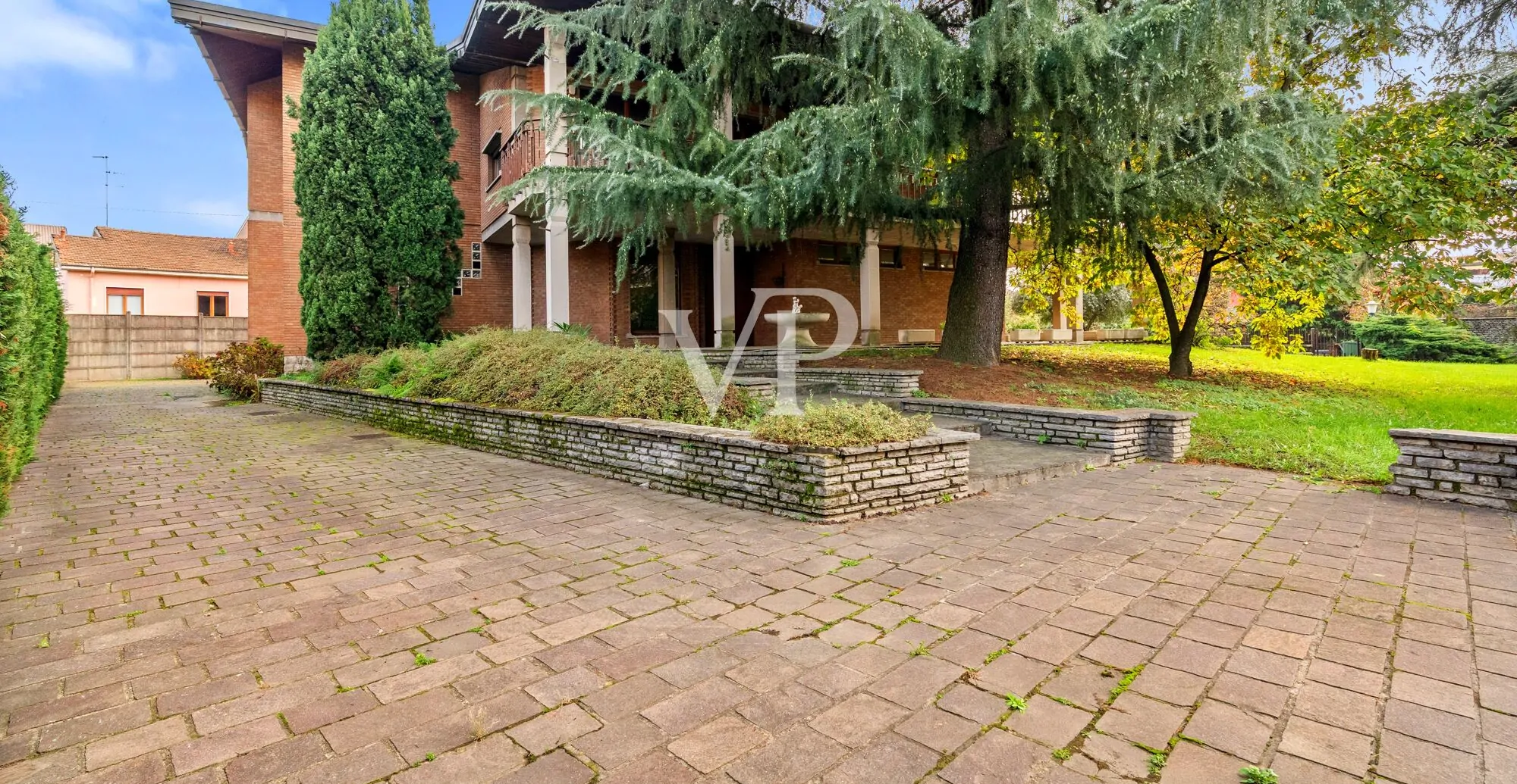 Repräsentative Mehrfamilienhausvilla auf drei Ebenen mit Garten