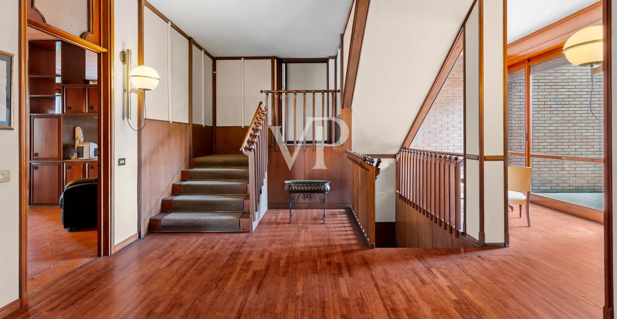 Repräsentative Mehrfamilienhausvilla auf drei Ebenen mit Garten