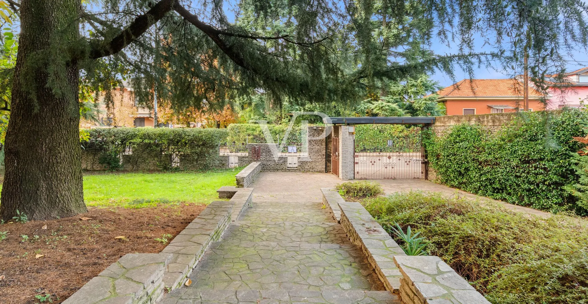 Repräsentative Mehrfamilienhausvilla auf drei Ebenen mit Garten