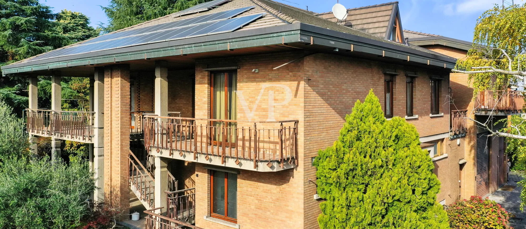 Repräsentative Mehrfamilienhausvilla auf drei Ebenen mit Garten