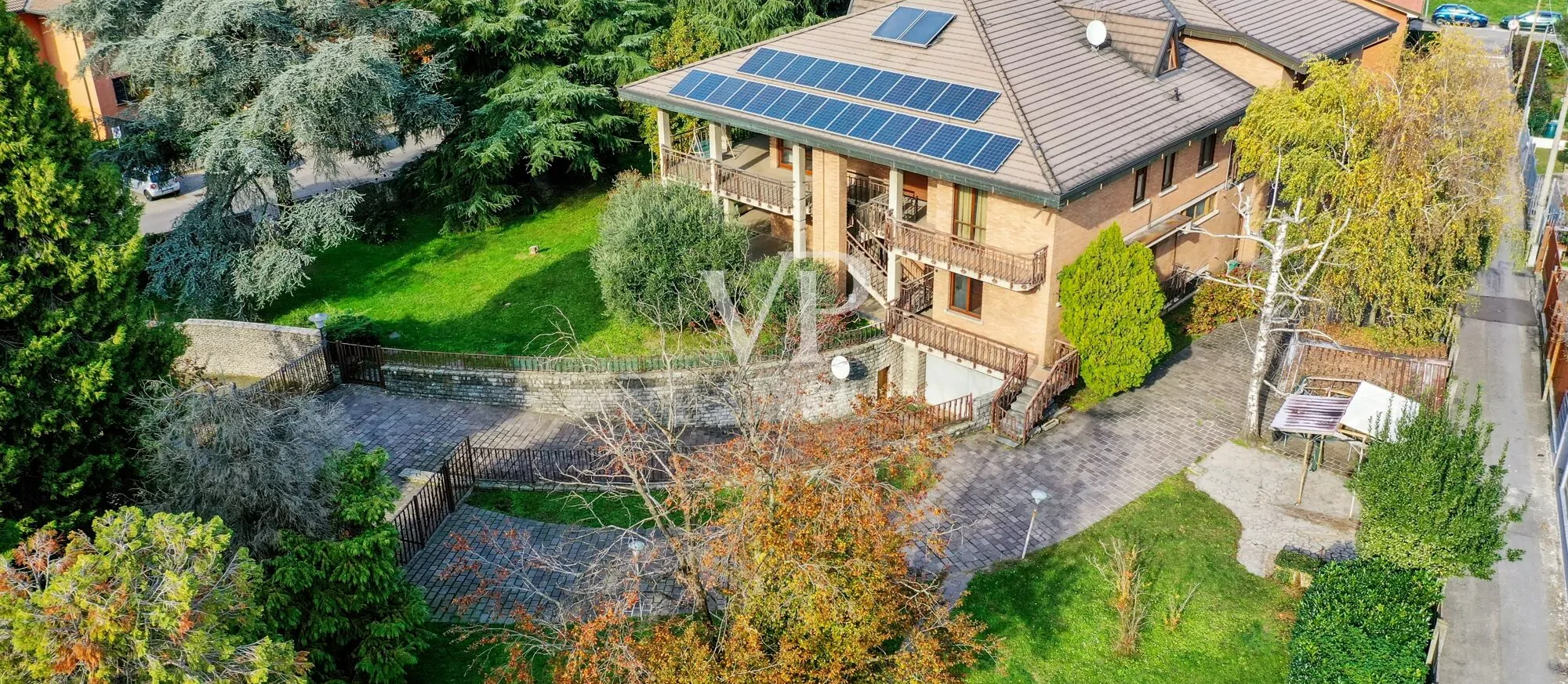 Repräsentative Mehrfamilienhausvilla auf drei Ebenen mit Garten