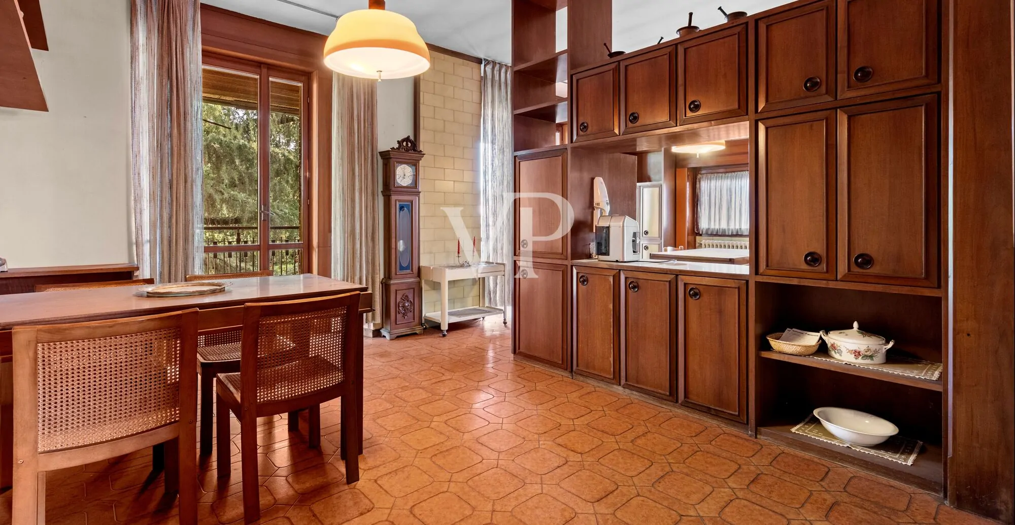 Repräsentative Mehrfamilienhausvilla auf drei Ebenen mit Garten