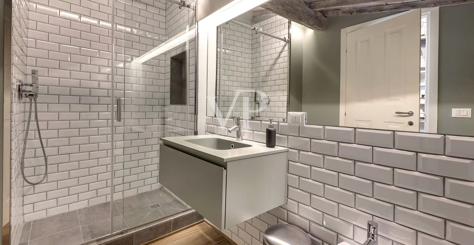 Renoviertes Penthouse im Stadtteil Oltrarno, Florenz