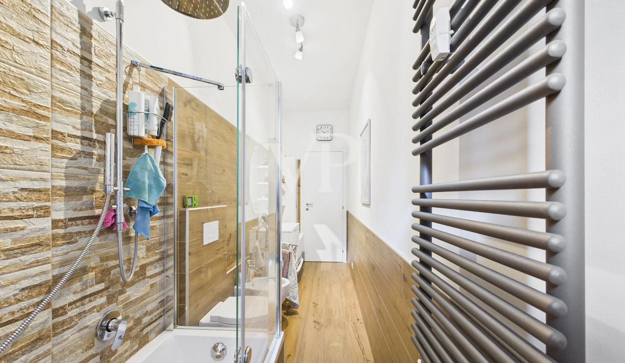 Three-room apartment plus services renovated basement and parking space