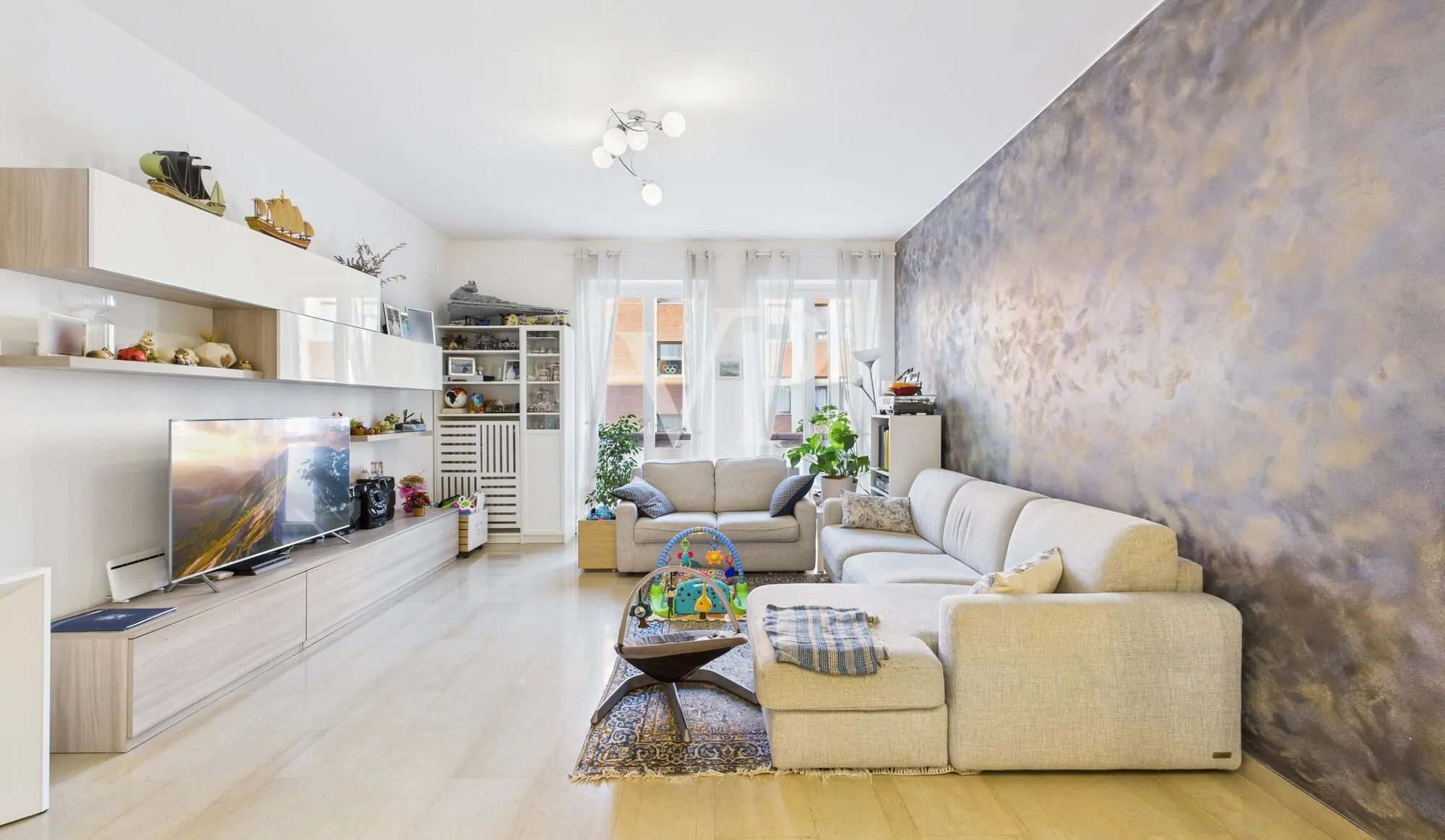 Three-room apartment plus services renovated basement and parking space