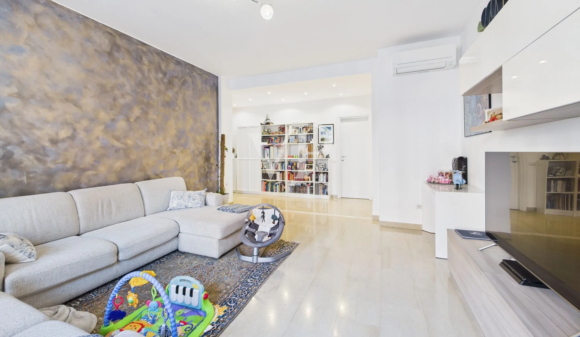 Three-room apartment plus services renovated basement and parking space