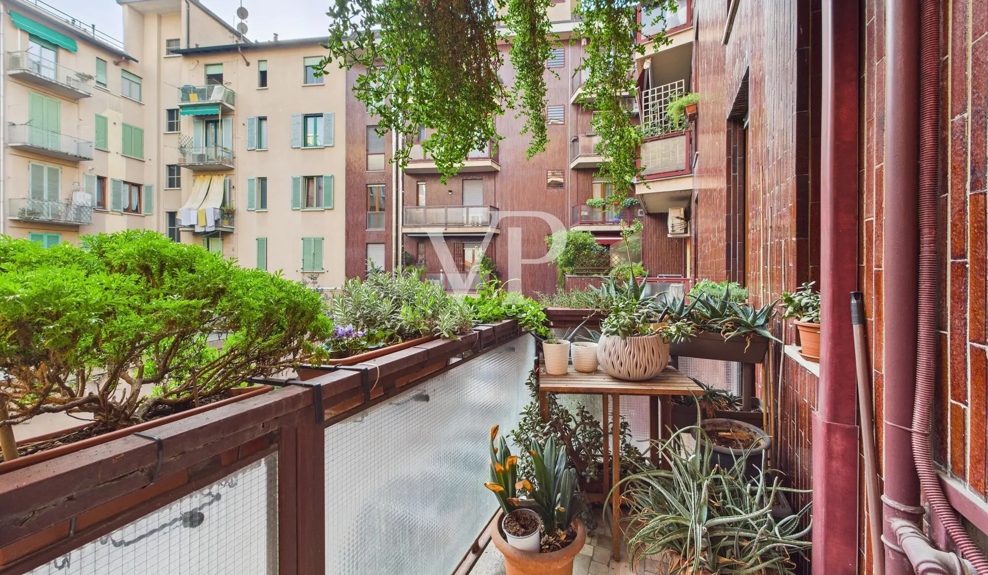 Three-room apartment plus services renovated basement and parking space