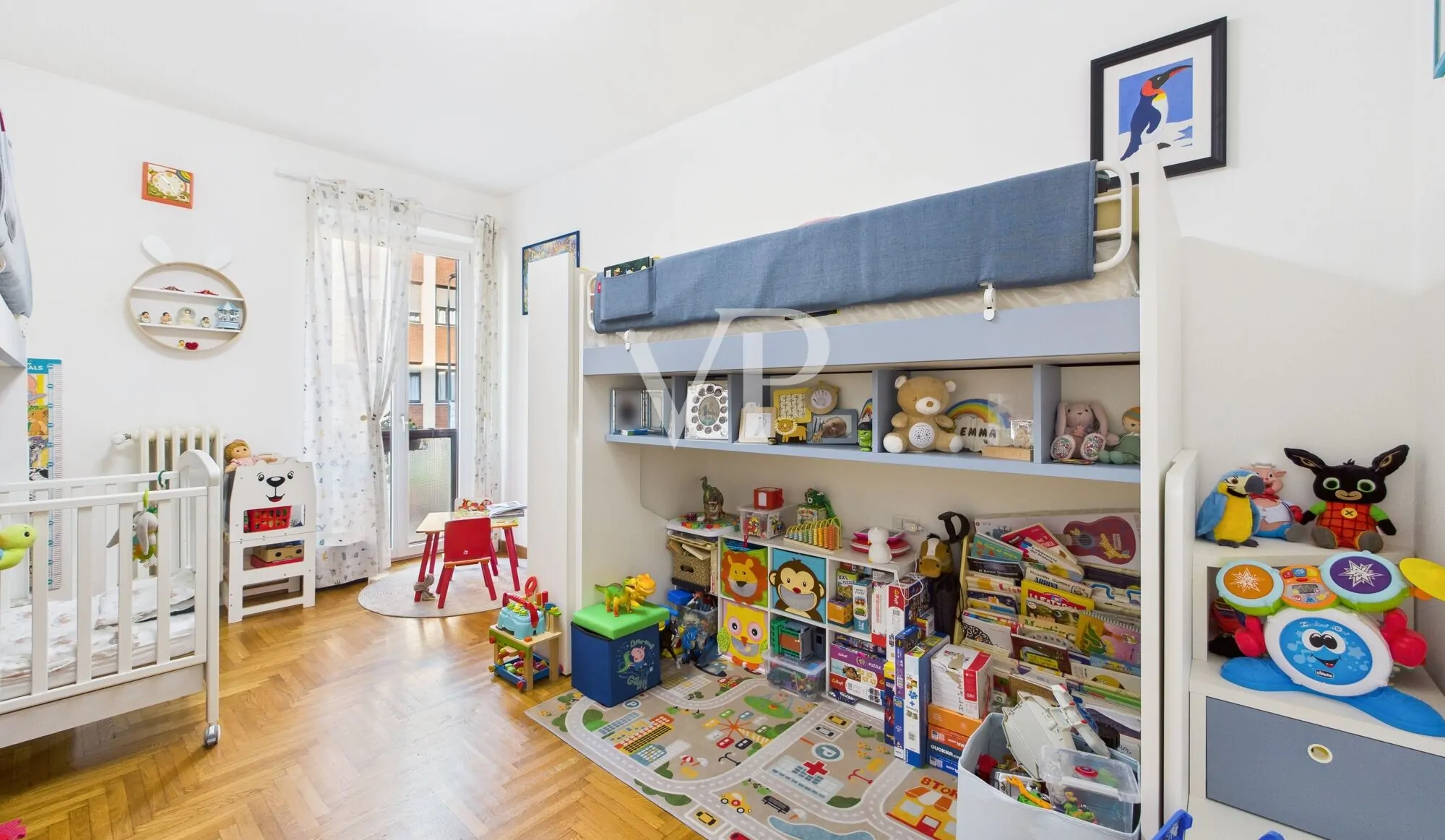 Three-room apartment plus services renovated basement and parking space