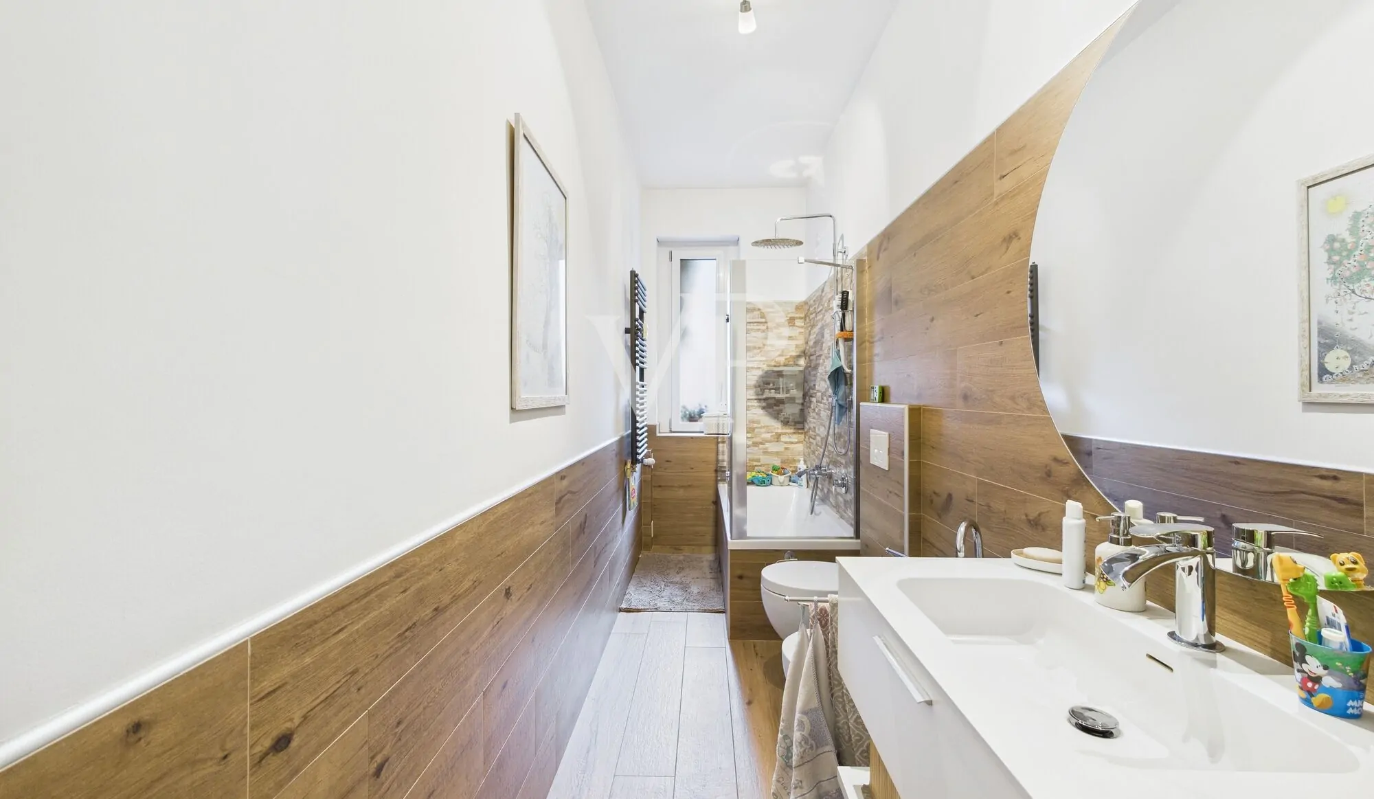 Three-room apartment plus services renovated basement and parking space