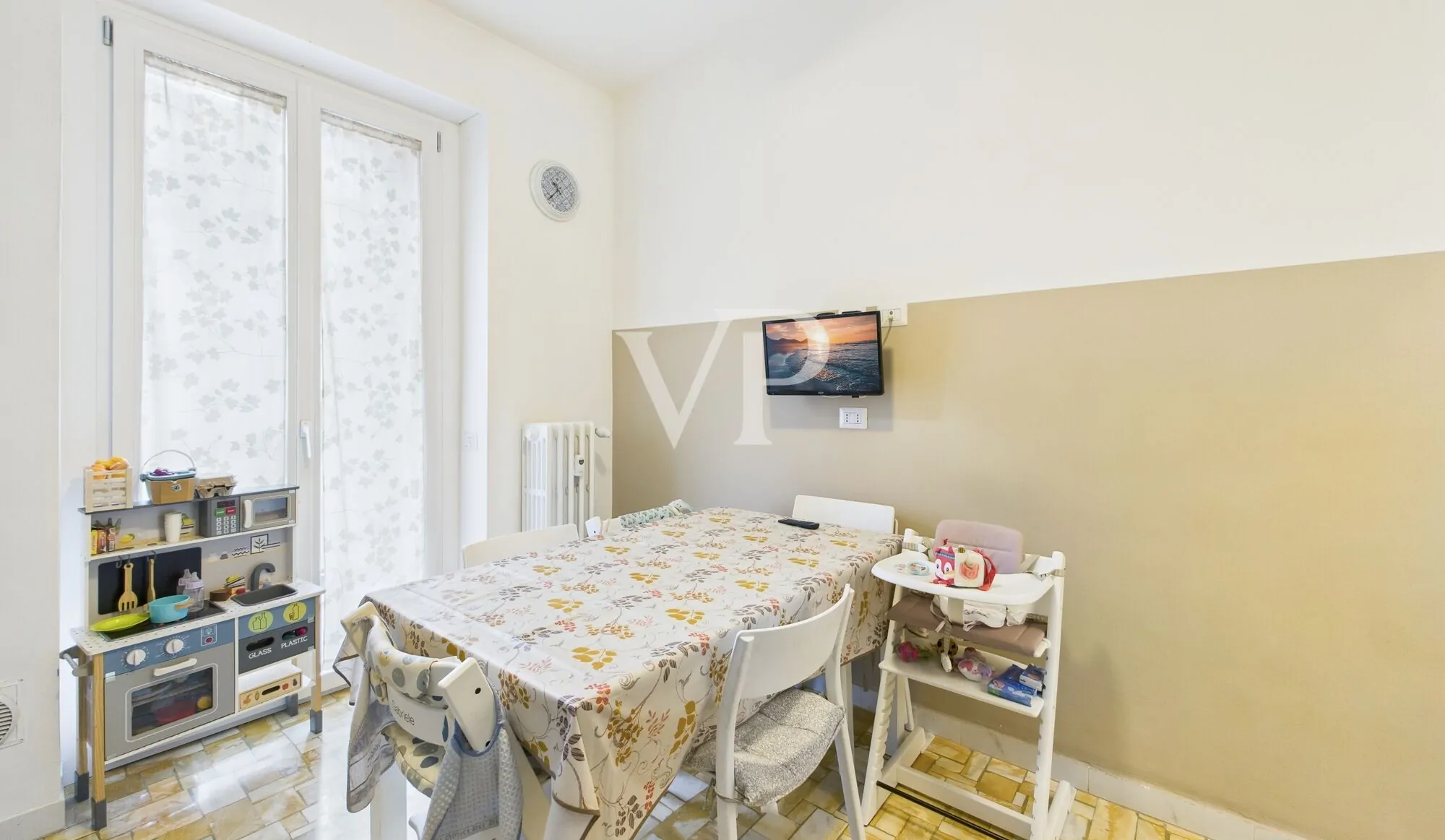 Three-room apartment plus services renovated basement and parking space