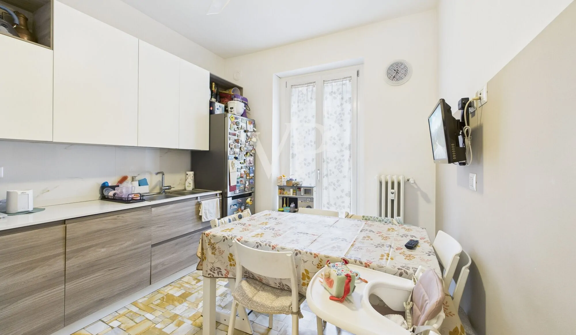 Three-room apartment plus services renovated basement and parking space