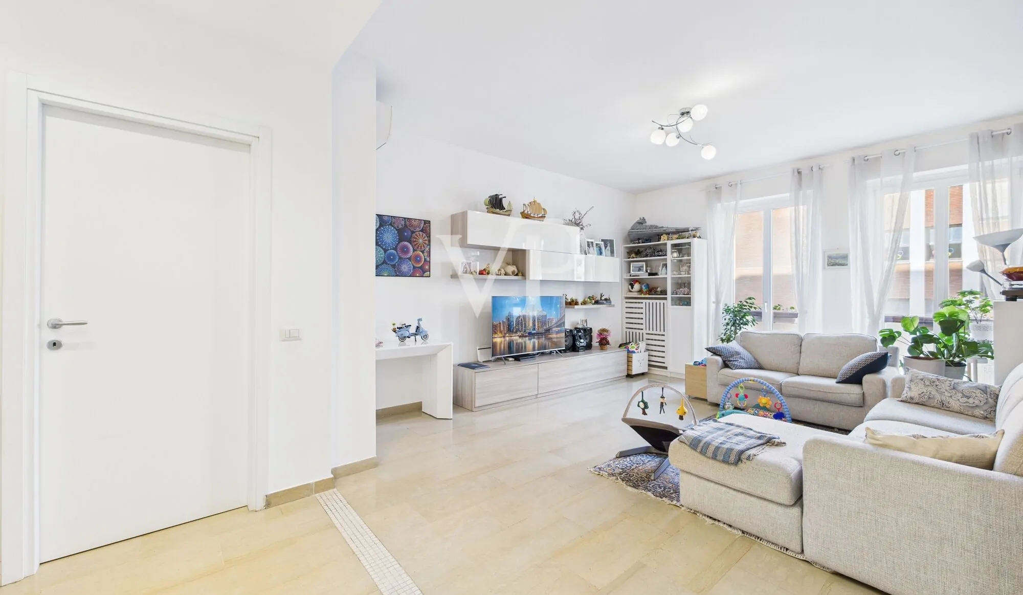 Three-room apartment plus services renovated basement and parking space