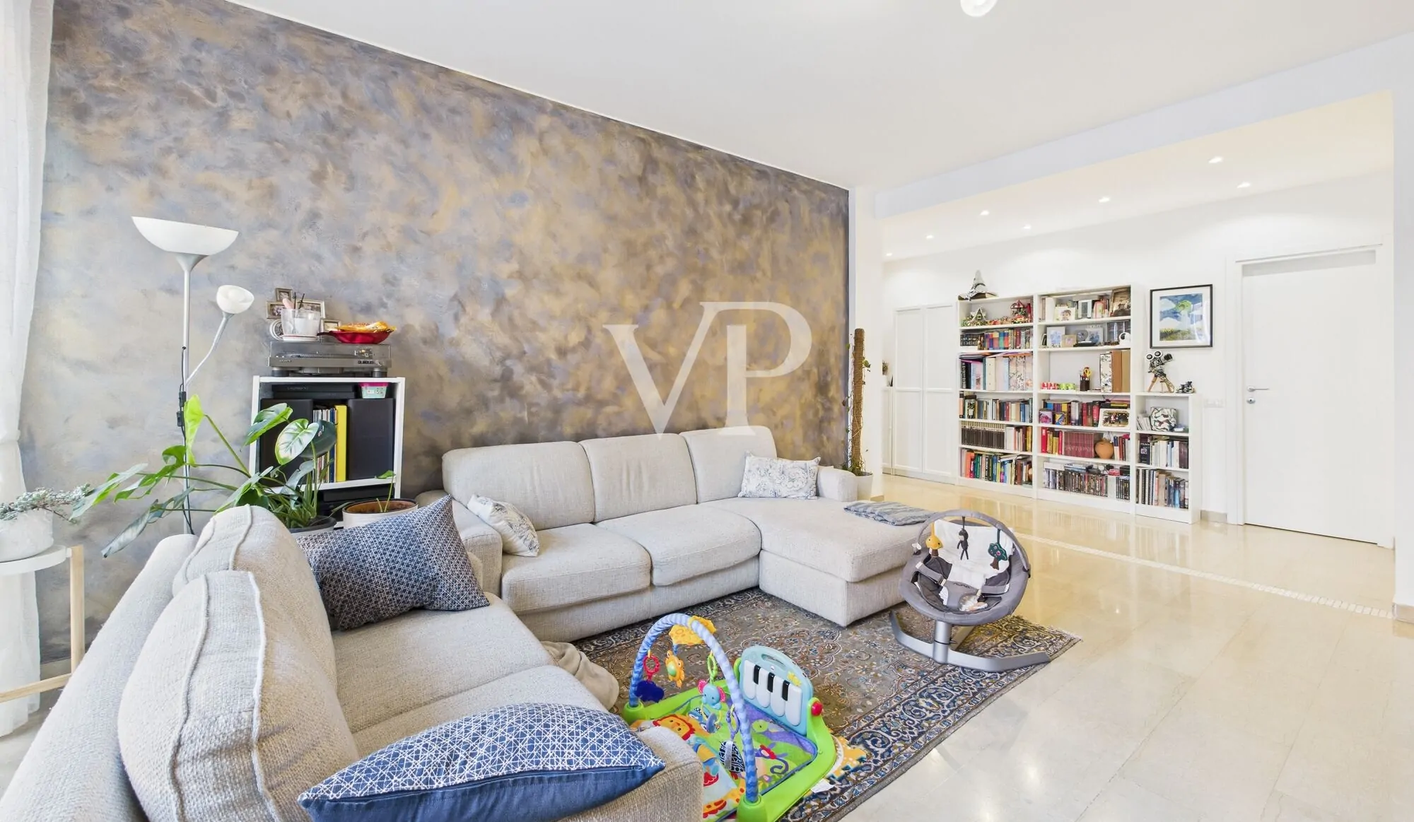 Three-room apartment plus services renovated basement and parking space