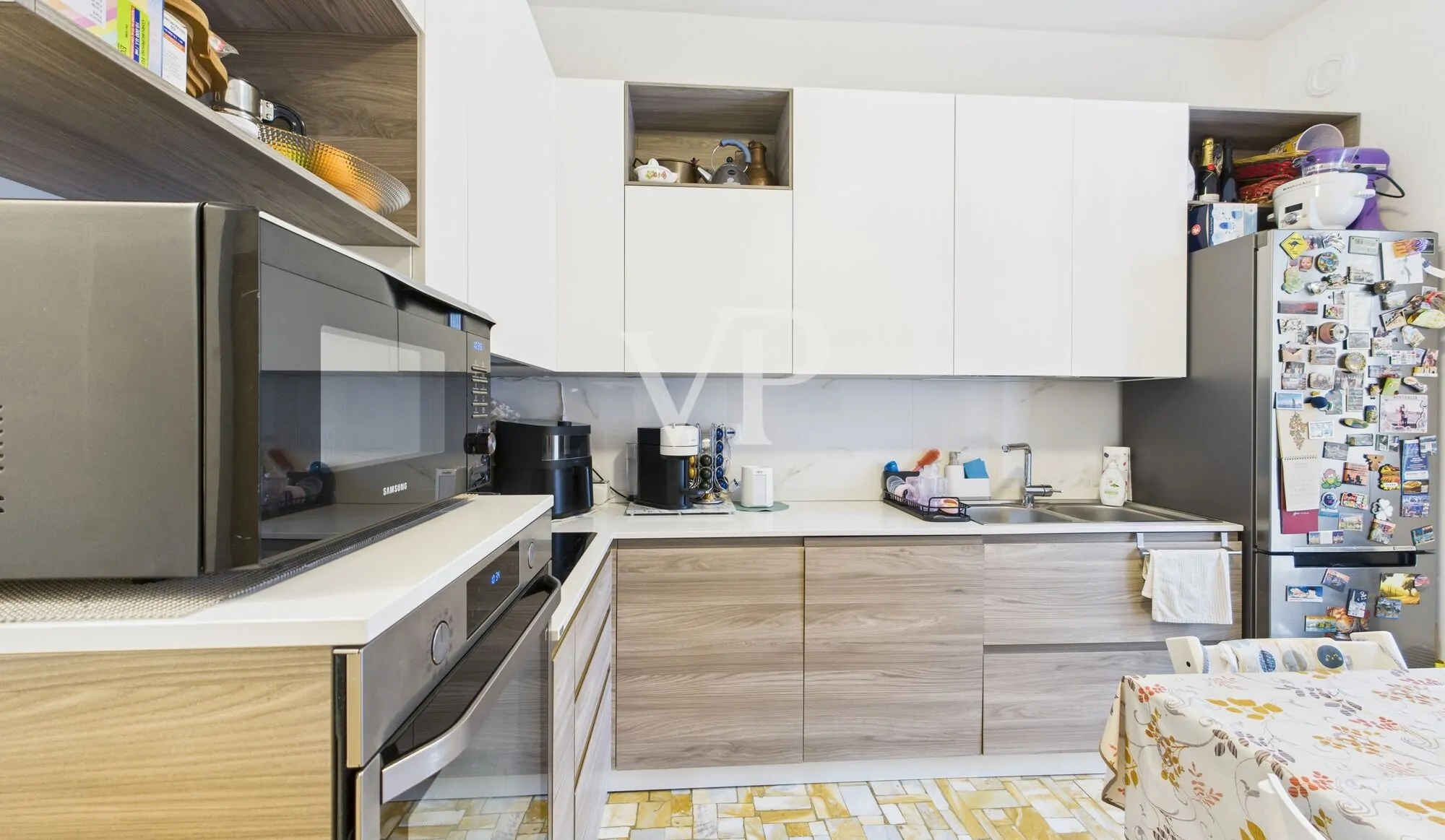 Three-room apartment plus services renovated basement and parking space