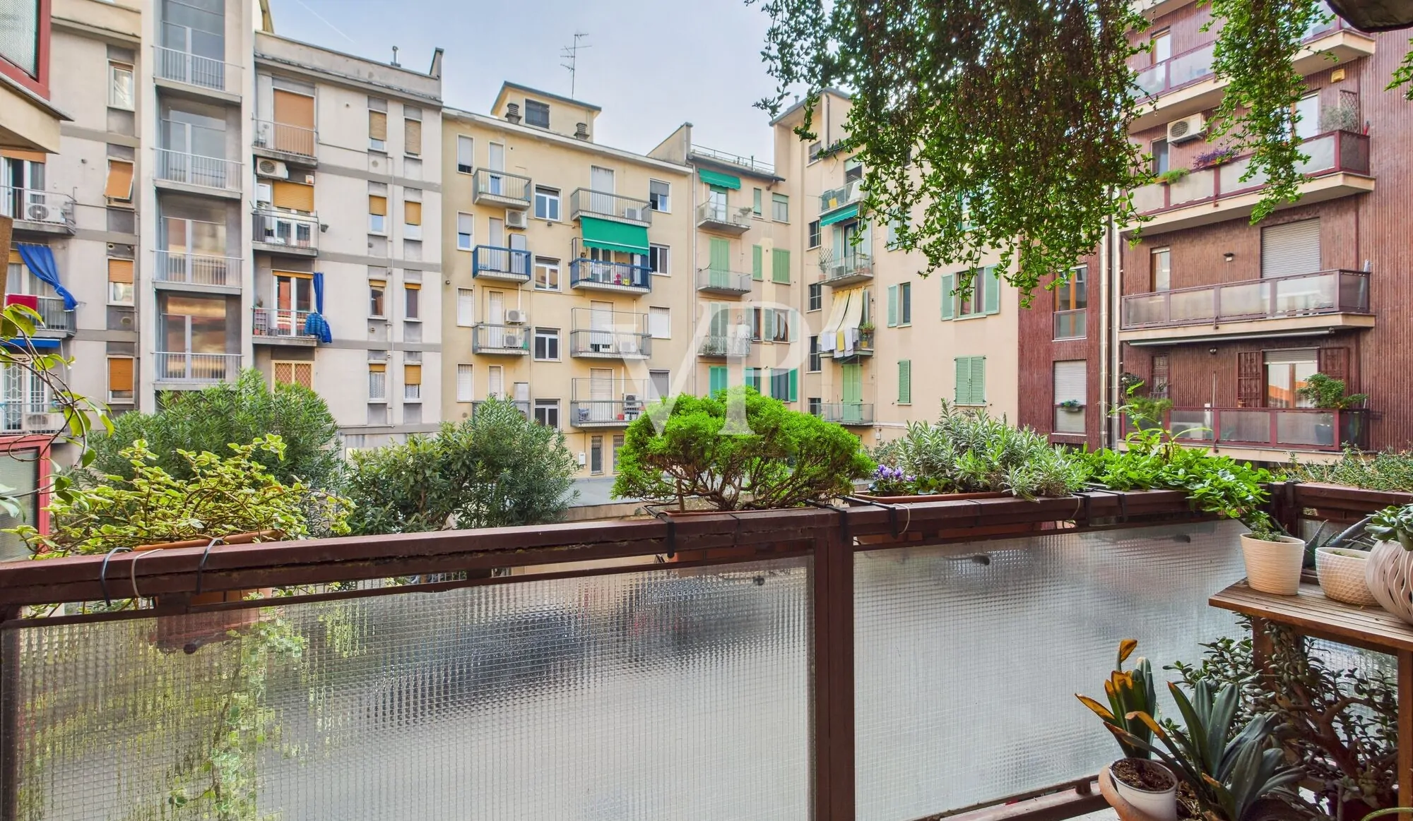 Three-room apartment plus services renovated basement and parking space