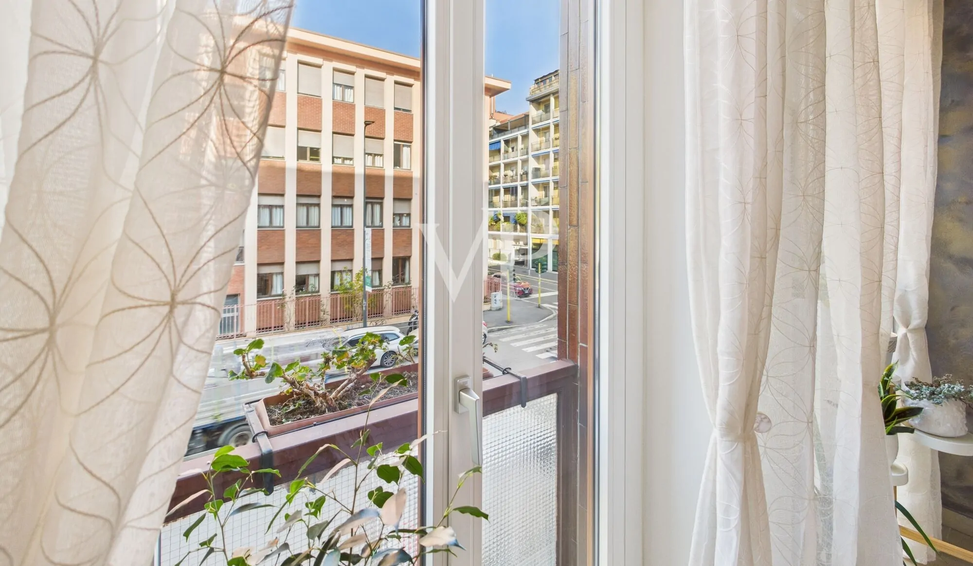 Three-room apartment plus services renovated basement and parking space