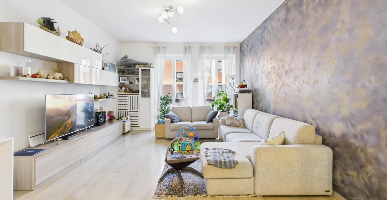 Three-room apartment plus services renovated basement and parking space