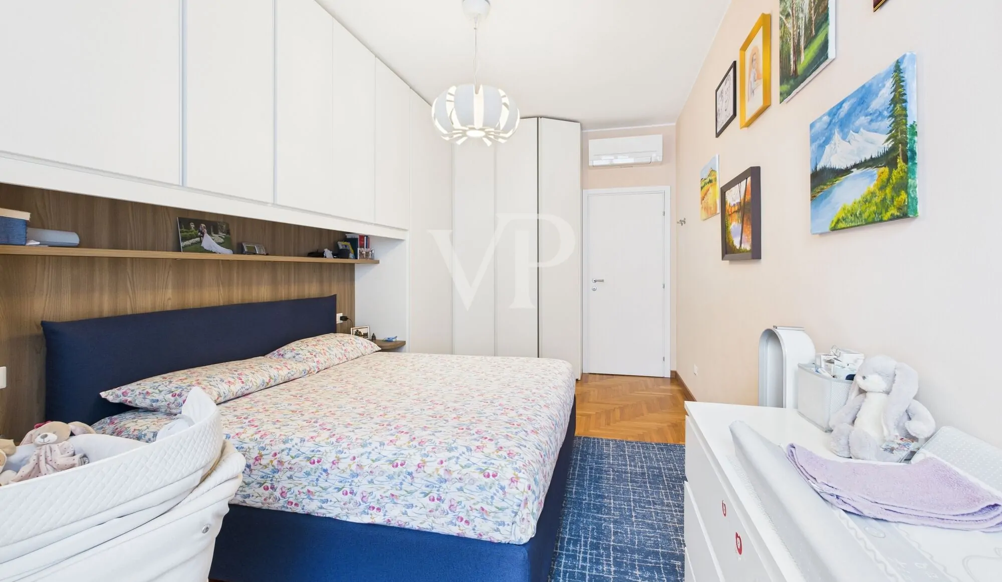 Three-room apartment plus services renovated basement and parking space