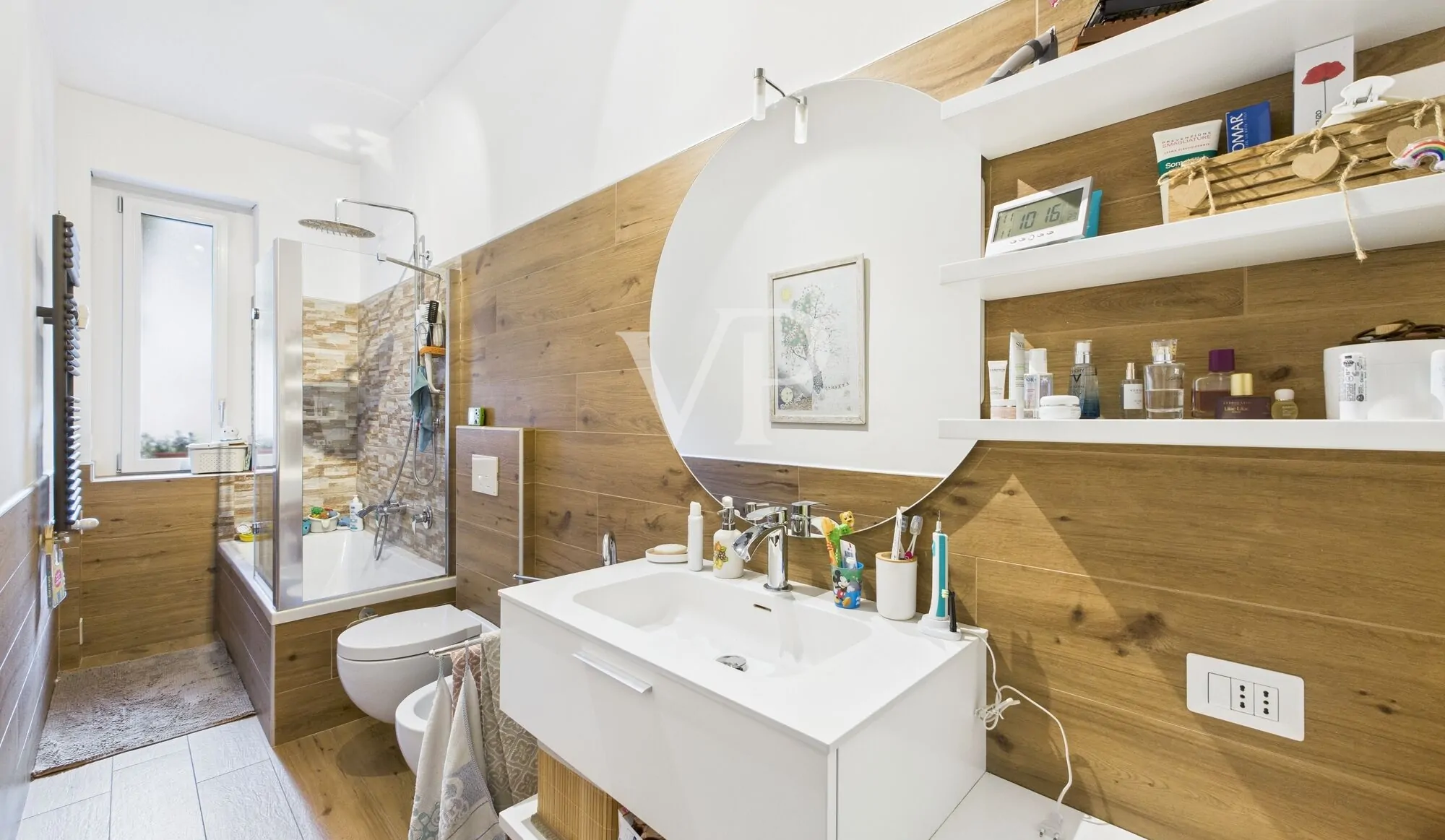 Three-room apartment plus services renovated basement and parking space