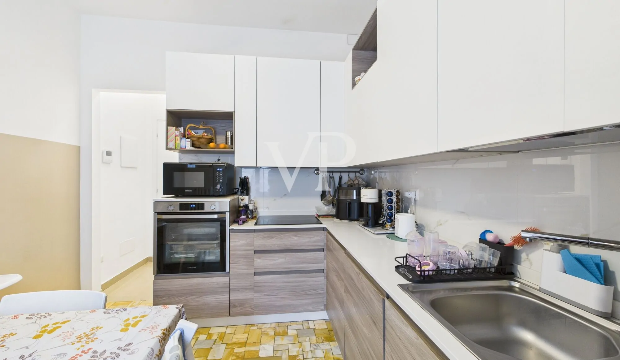 Three-room apartment plus services renovated basement and parking space