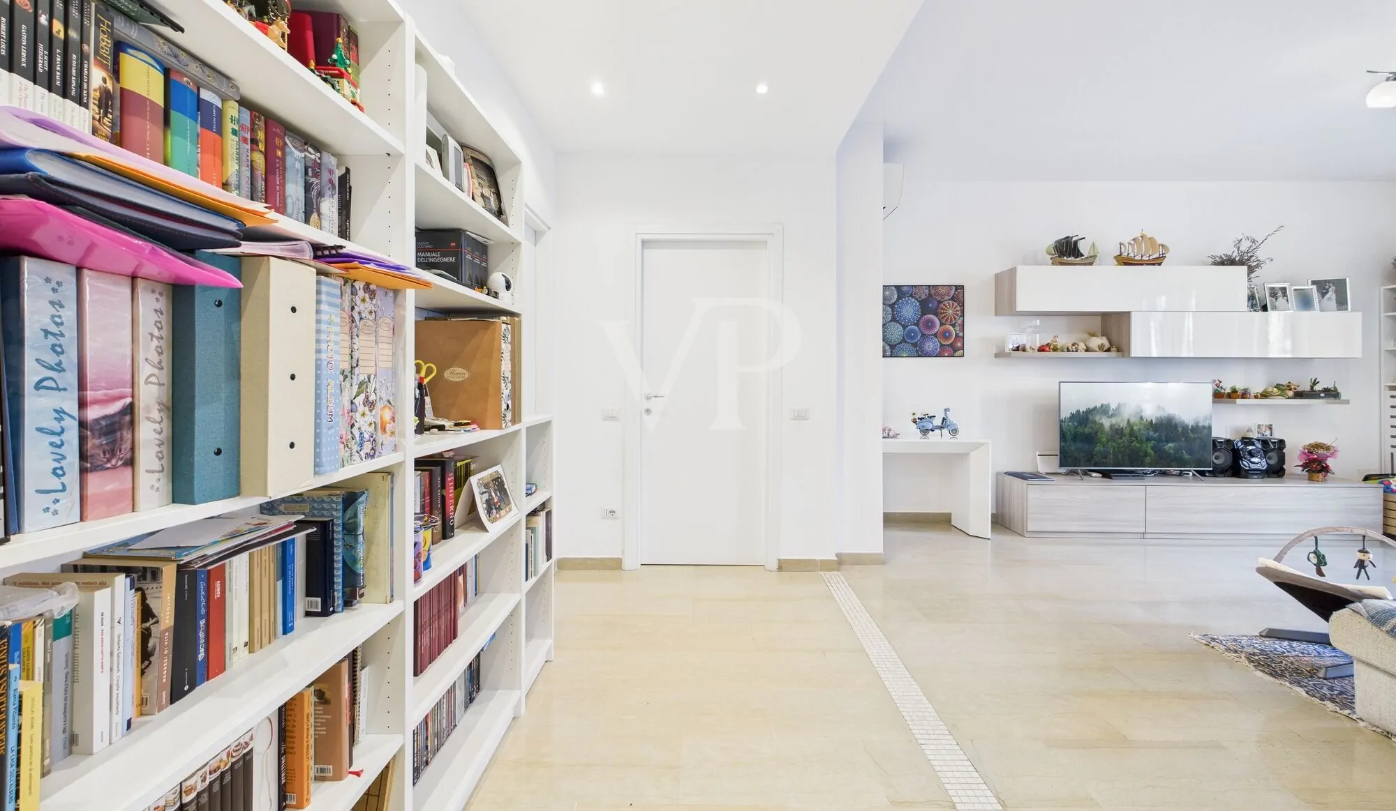 Three-room apartment plus services renovated basement and parking space