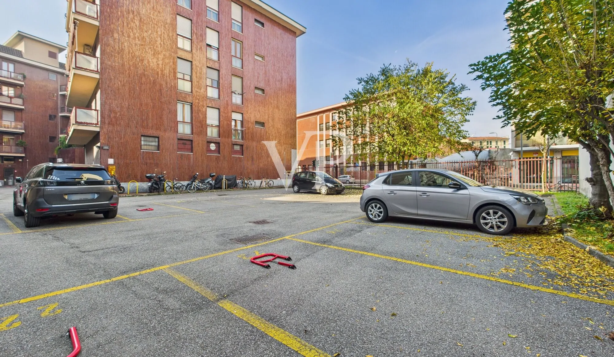 Three-room apartment plus services renovated basement and parking space