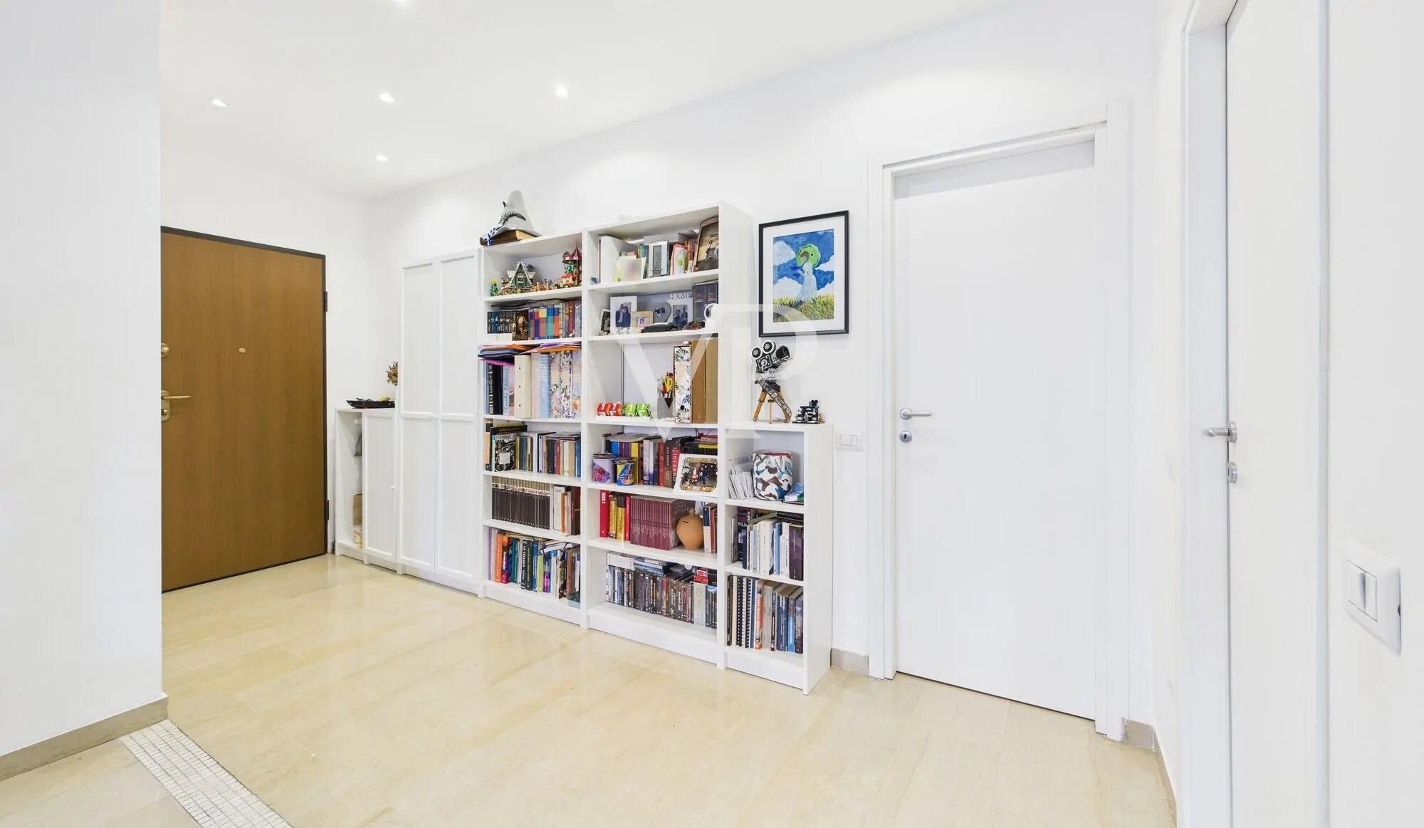 Three-room apartment plus services renovated basement and parking space