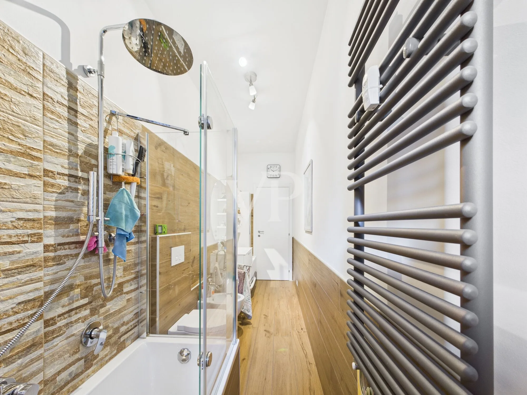 Drei-Zimmer-Wohnung plus Dienstleistungen, renovierter Keller und Parkplatz