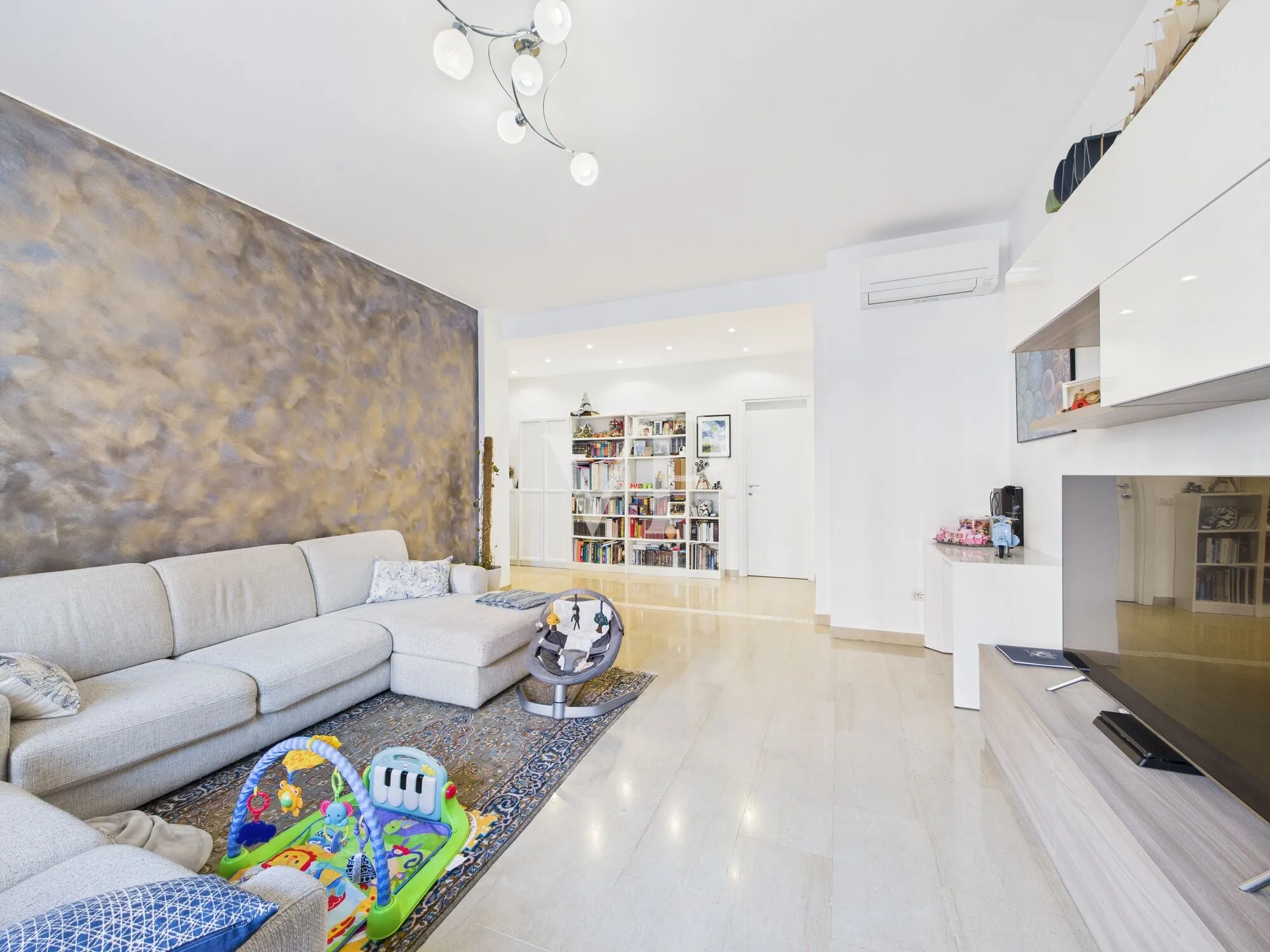 Drei-Zimmer-Wohnung plus Dienstleistungen, renovierter Keller und Parkplatz