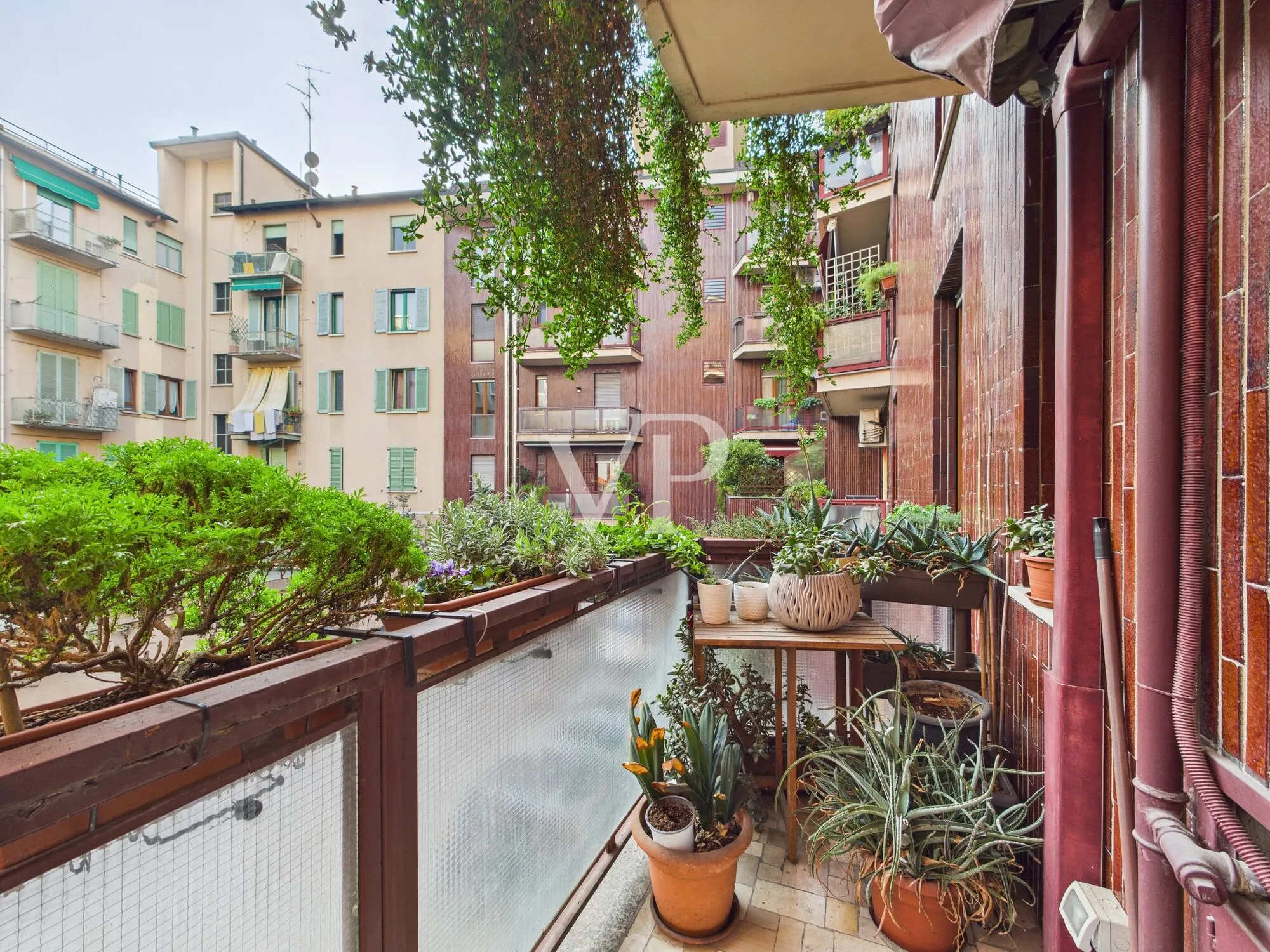 Drei-Zimmer-Wohnung plus Dienstleistungen, renovierter Keller und Parkplatz