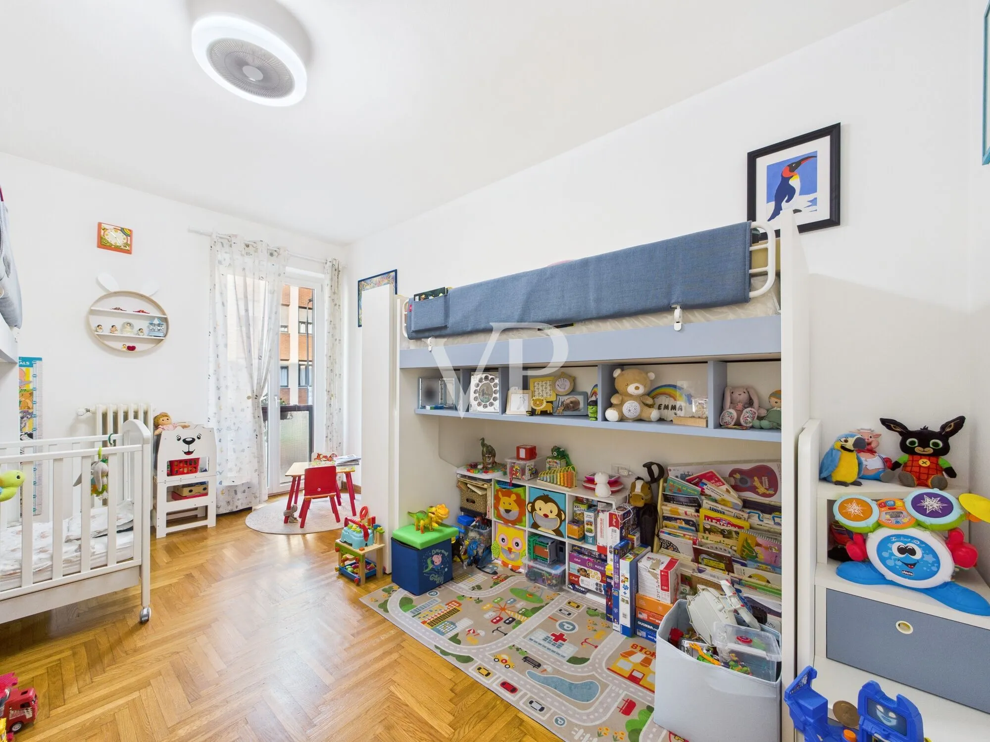 Drei-Zimmer-Wohnung plus Dienstleistungen, renovierter Keller und Parkplatz