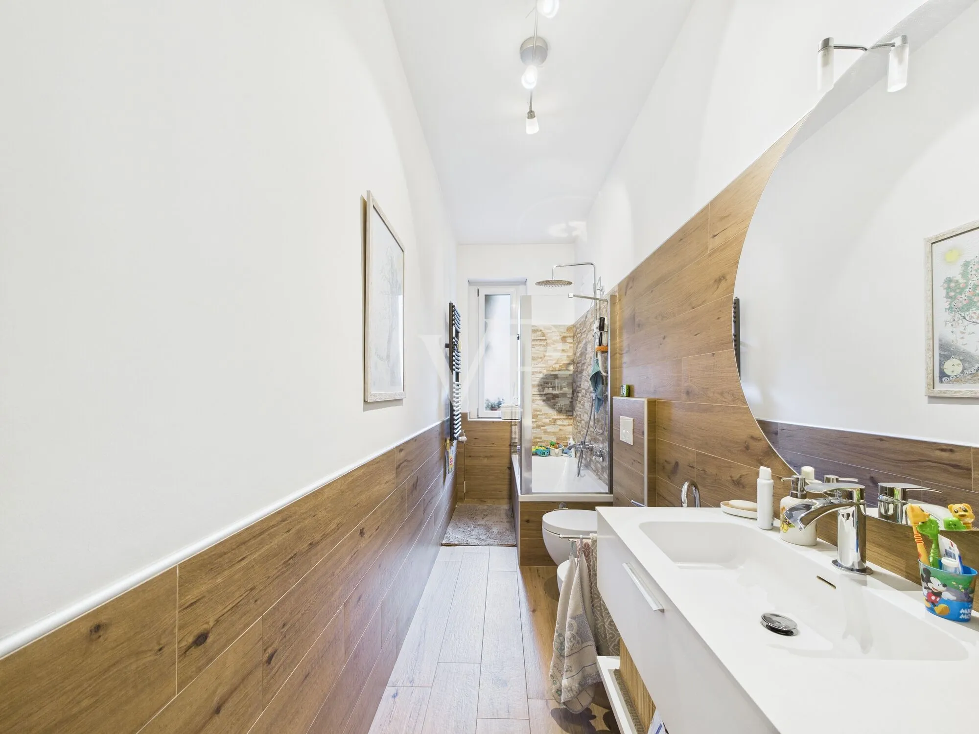 Drei-Zimmer-Wohnung plus Dienstleistungen, renovierter Keller und Parkplatz