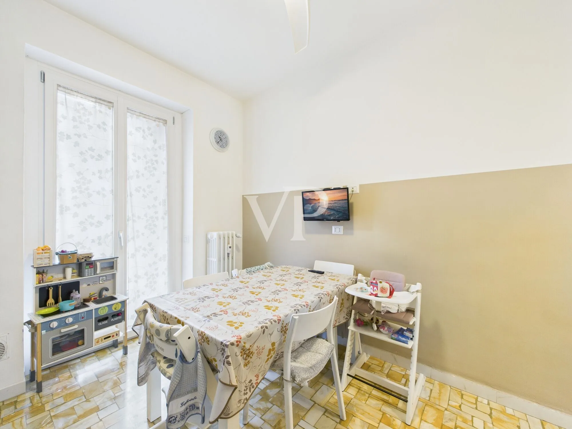 Drei-Zimmer-Wohnung plus Dienstleistungen, renovierter Keller und Parkplatz