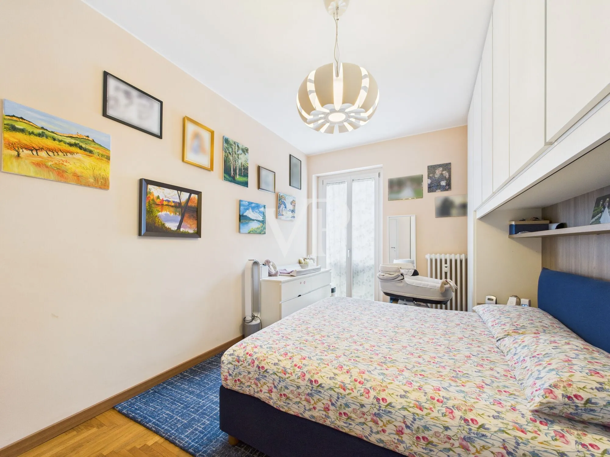 Drei-Zimmer-Wohnung plus Dienstleistungen, renovierter Keller und Parkplatz