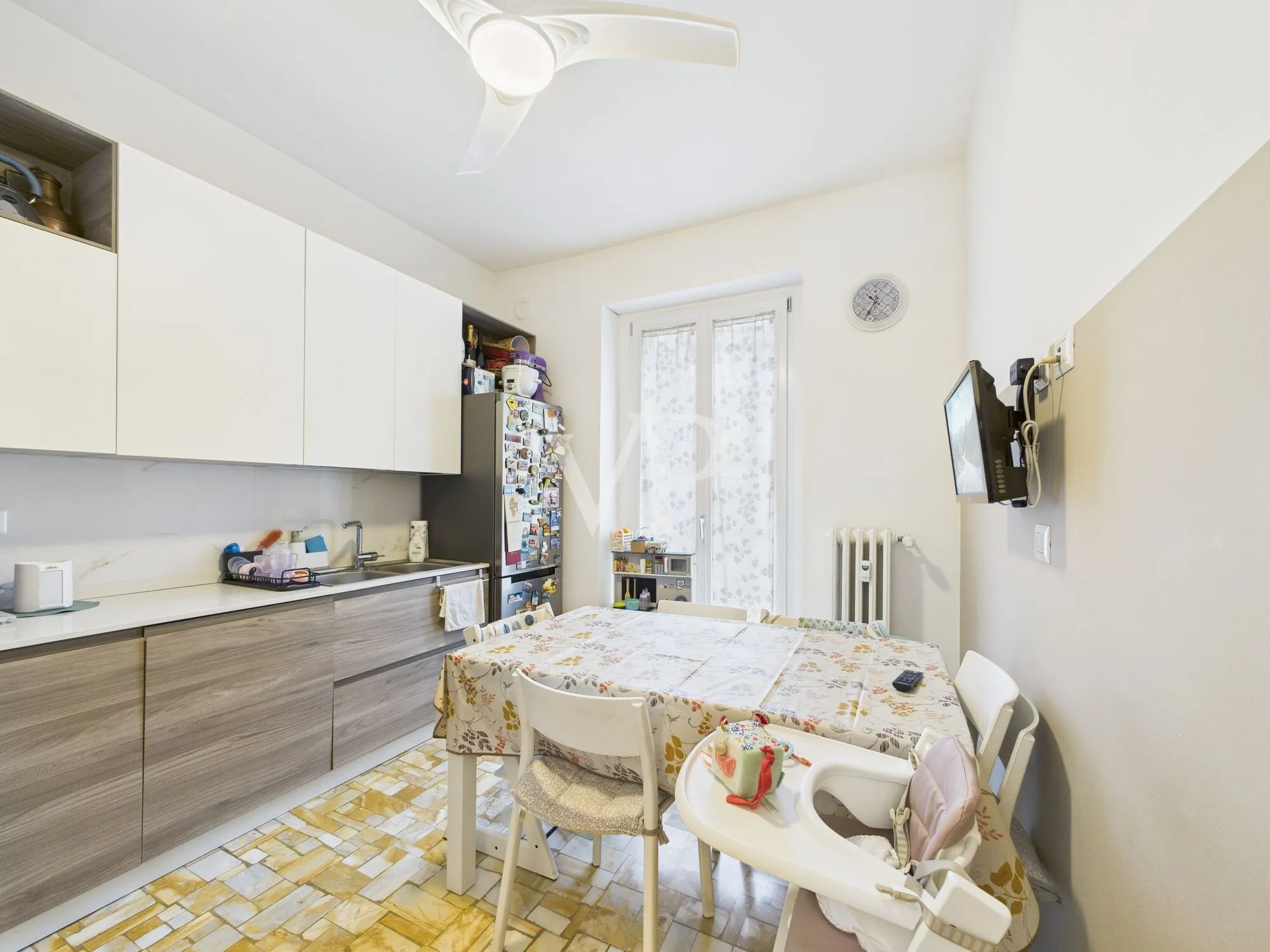 Drei-Zimmer-Wohnung plus Dienstleistungen, renovierter Keller und Parkplatz