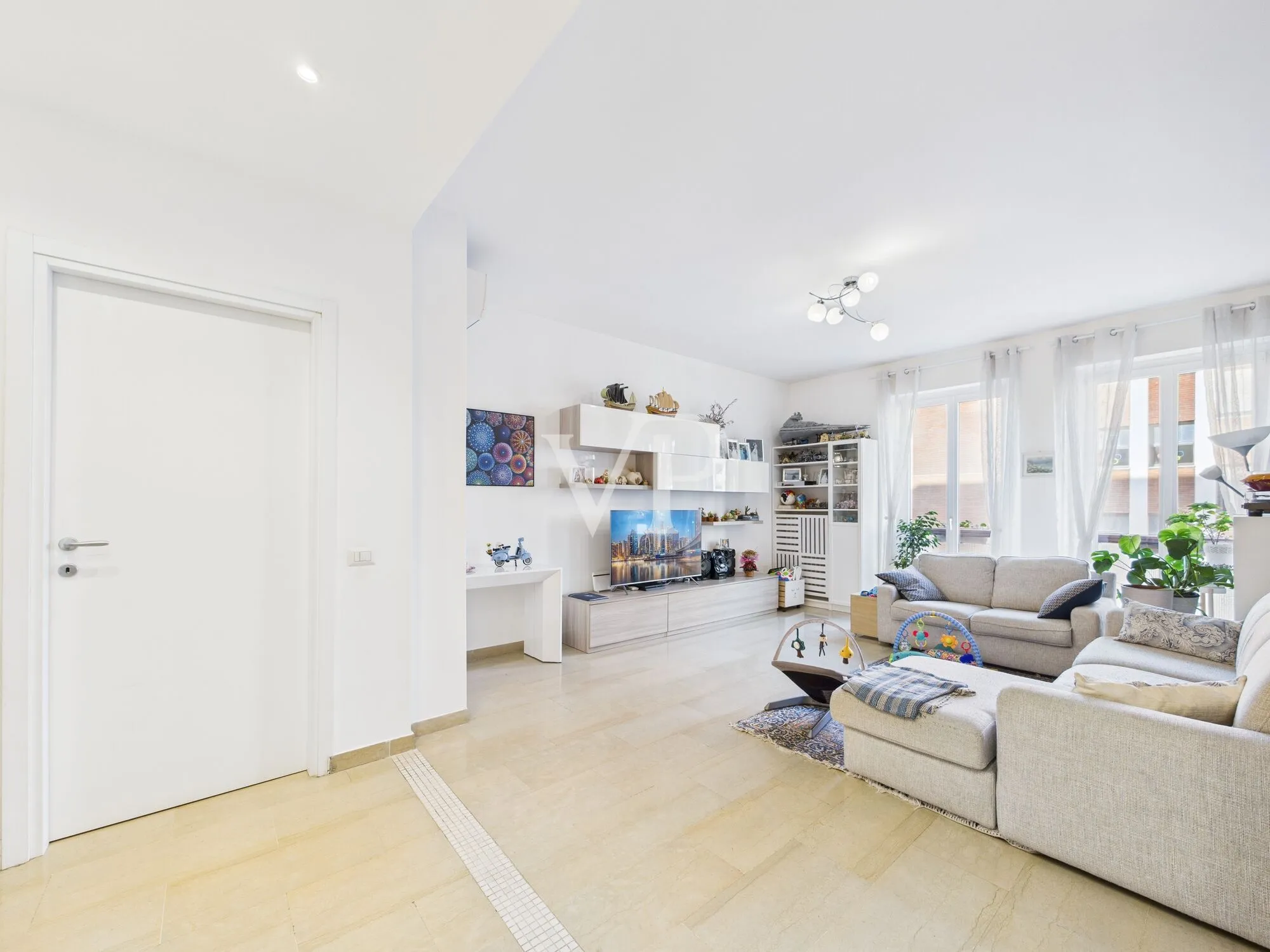 Drei-Zimmer-Wohnung plus Dienstleistungen, renovierter Keller und Parkplatz