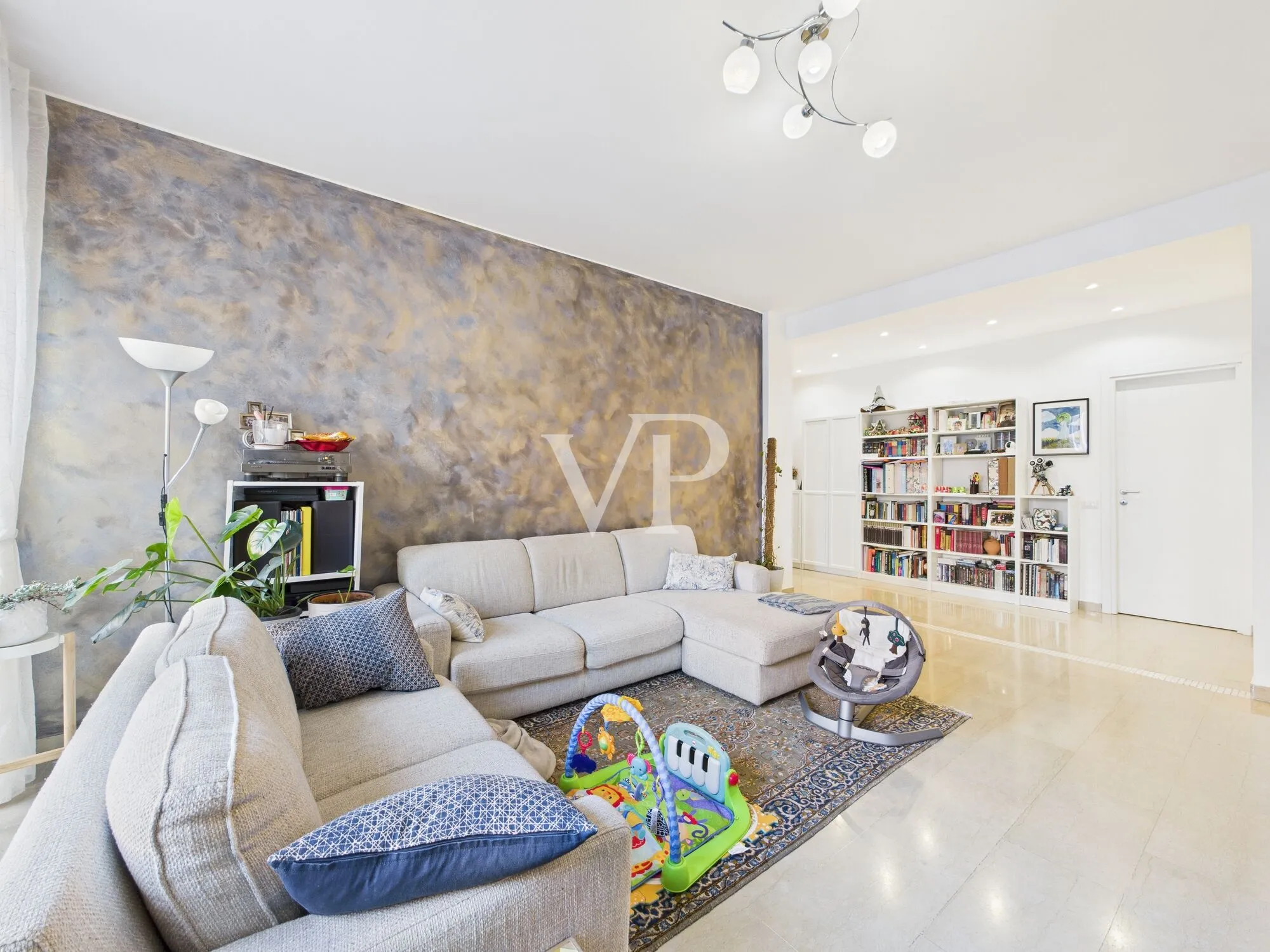 Drei-Zimmer-Wohnung plus Dienstleistungen, renovierter Keller und Parkplatz