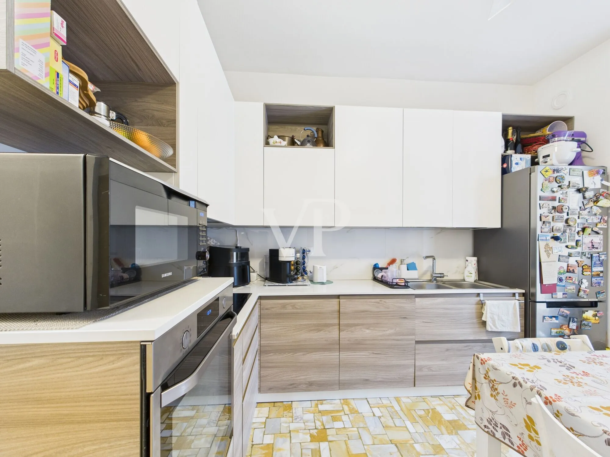 Drei-Zimmer-Wohnung plus Dienstleistungen, renovierter Keller und Parkplatz