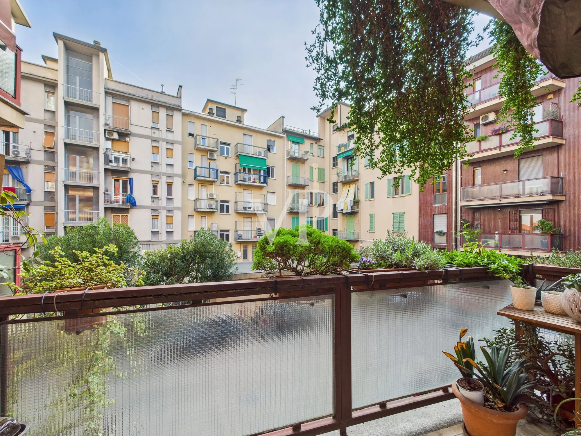 Drei-Zimmer-Wohnung plus Dienstleistungen, renovierter Keller und Parkplatz