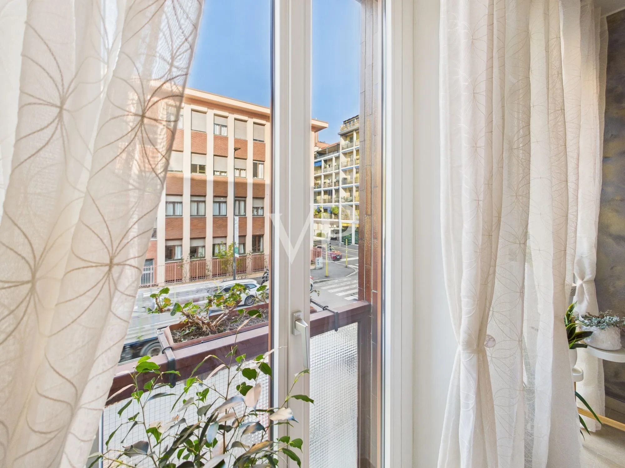 Drei-Zimmer-Wohnung plus Dienstleistungen, renovierter Keller und Parkplatz