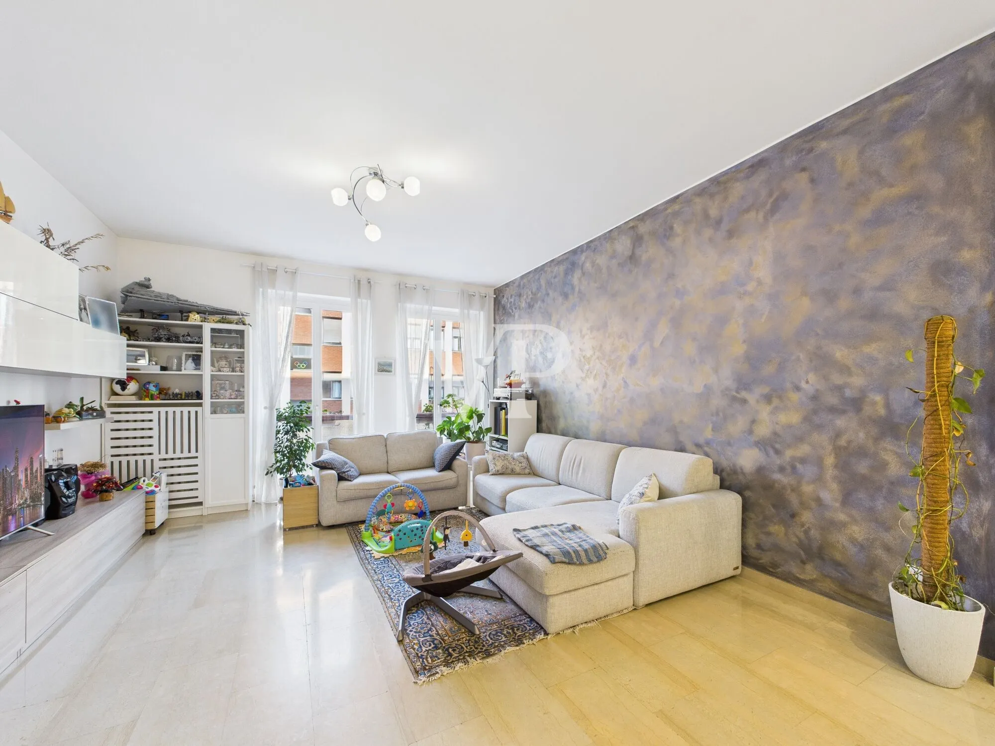 Drei-Zimmer-Wohnung plus Dienstleistungen, renovierter Keller und Parkplatz