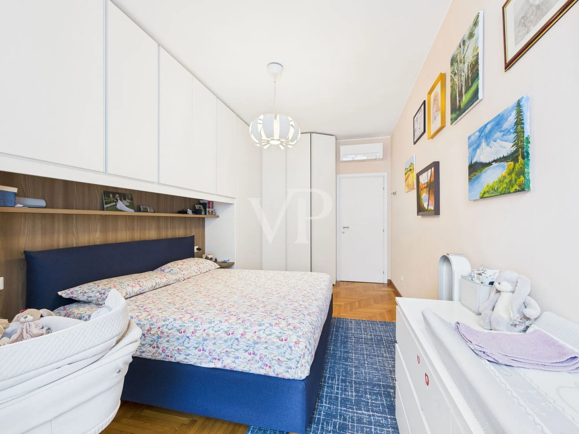 Drei-Zimmer-Wohnung plus Dienstleistungen, renovierter Keller und Parkplatz