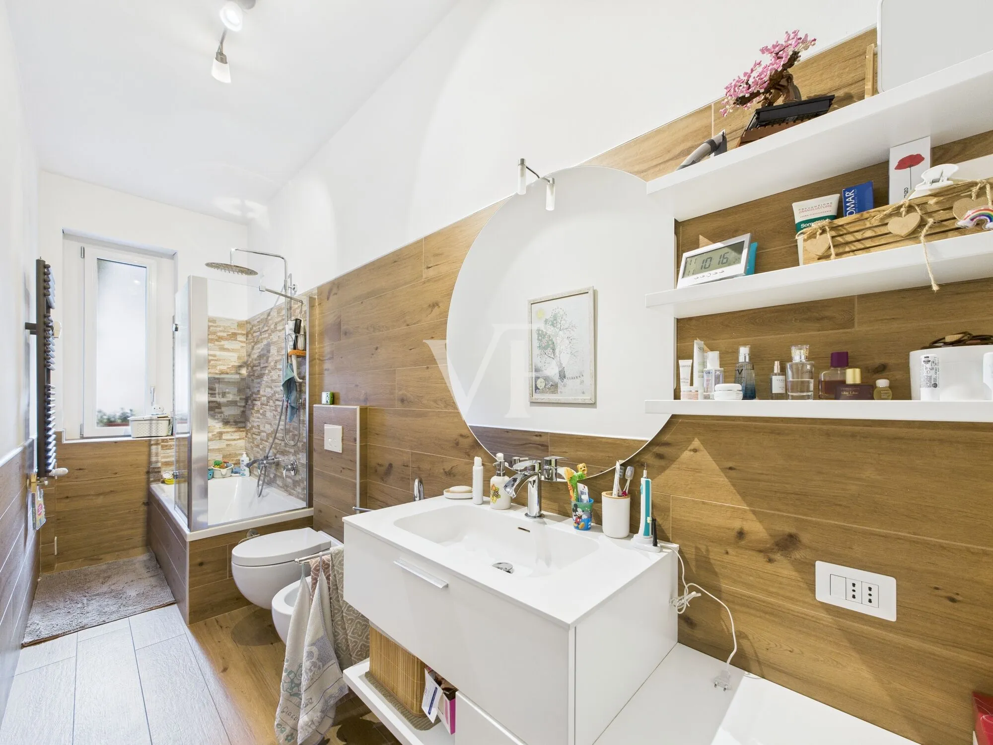 Drei-Zimmer-Wohnung plus Dienstleistungen, renovierter Keller und Parkplatz