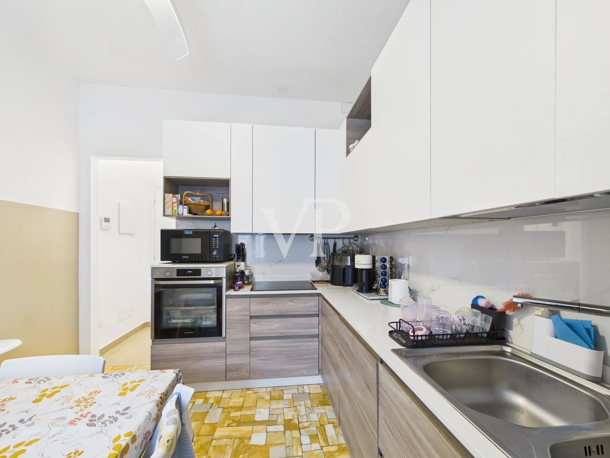 Drei-Zimmer-Wohnung plus Dienstleistungen, renovierter Keller und Parkplatz