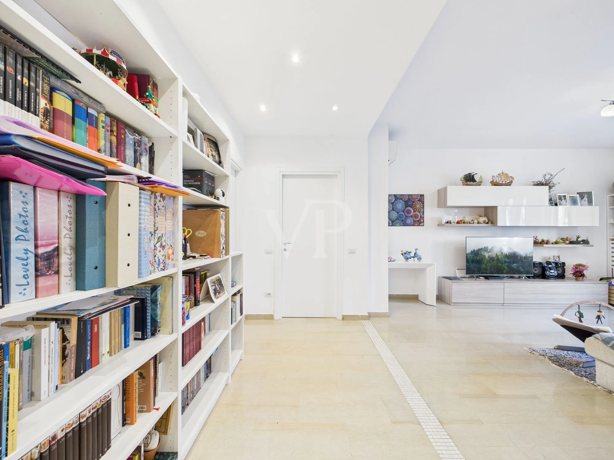 Drei-Zimmer-Wohnung plus Dienstleistungen, renovierter Keller und Parkplatz