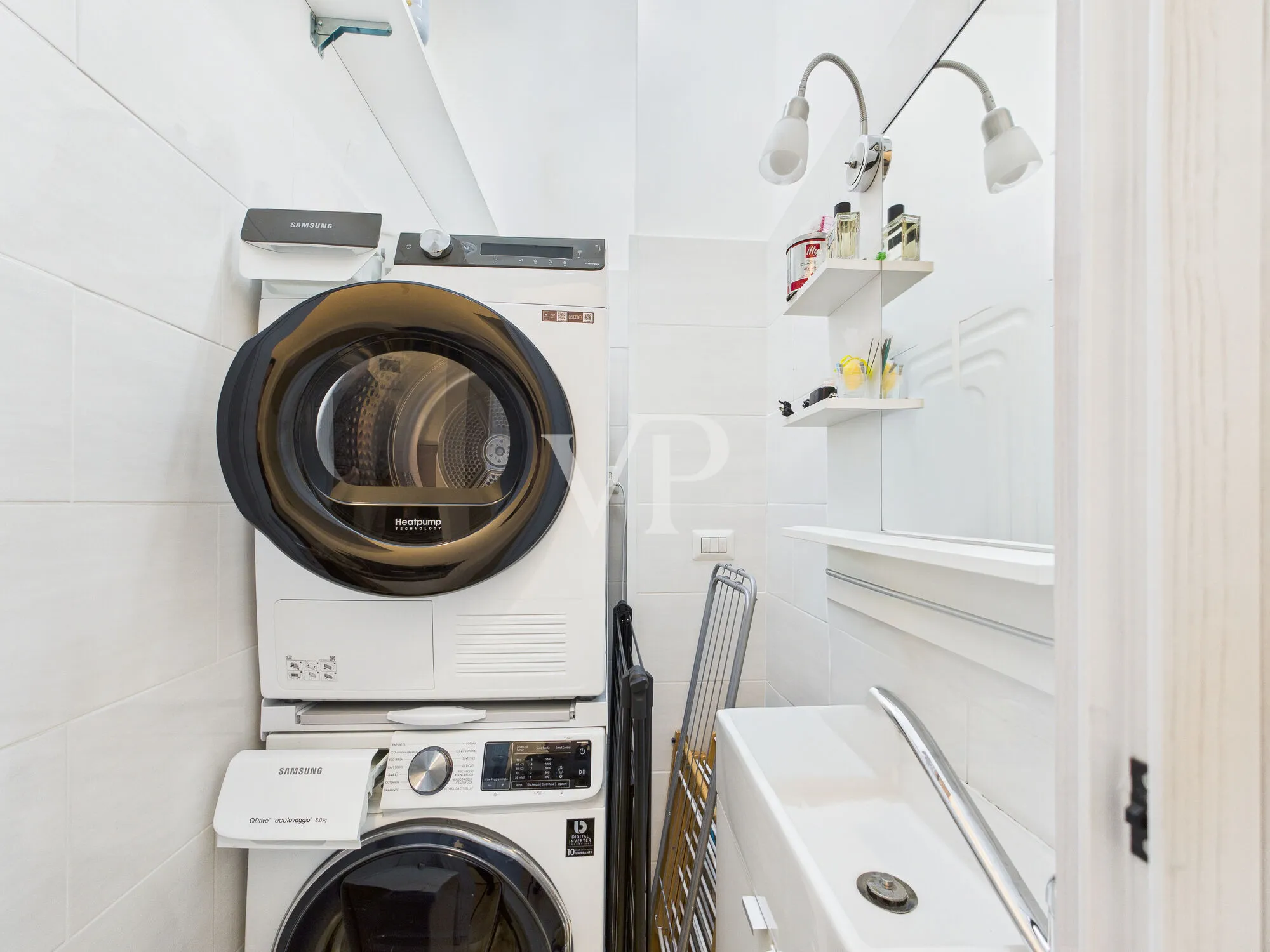 Drei-Zimmer-Wohnung plus Dienstleistungen, renovierter Keller und Parkplatz