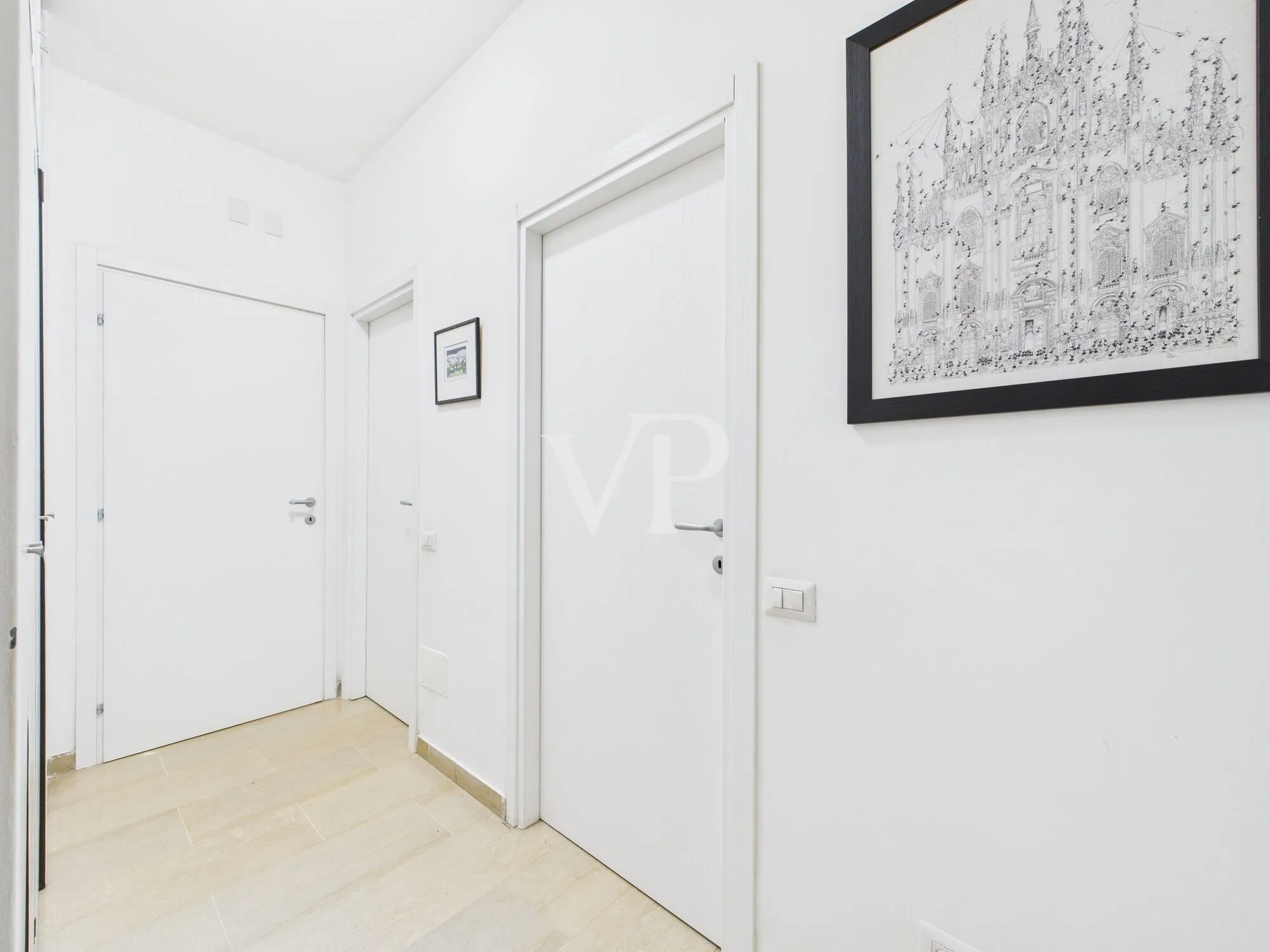 Drei-Zimmer-Wohnung plus Dienstleistungen, renovierter Keller und Parkplatz